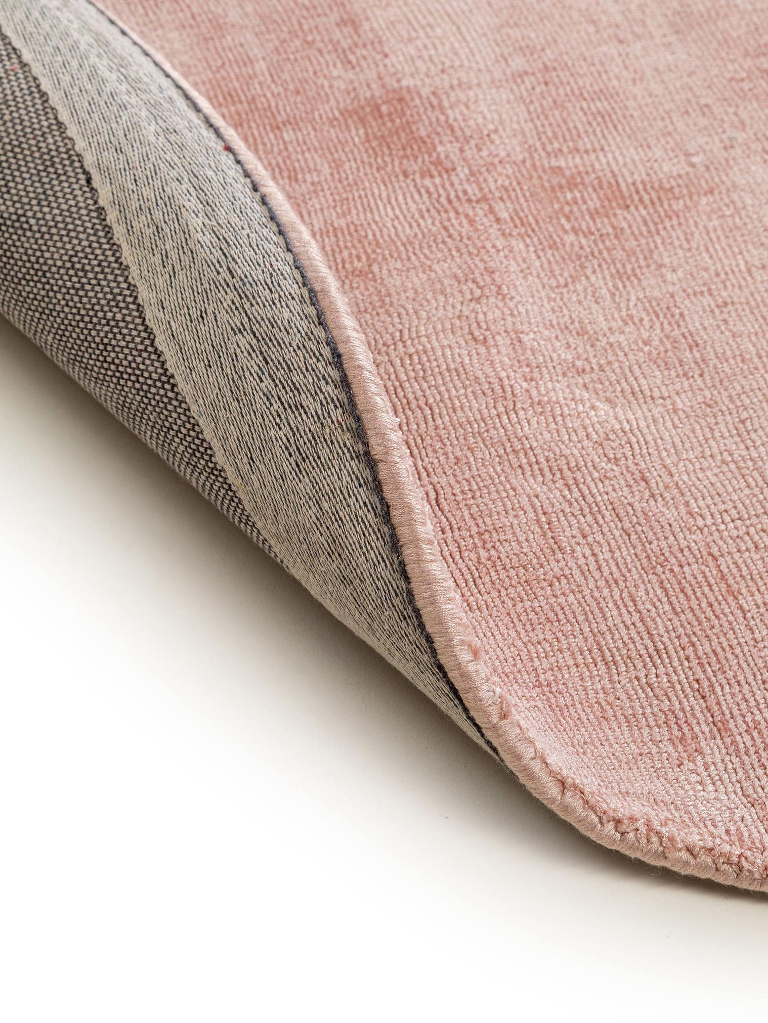 Teppich aus 100% Viskose in Rosa mit 6 bis 10 mm hohem Flor von benuta Pure