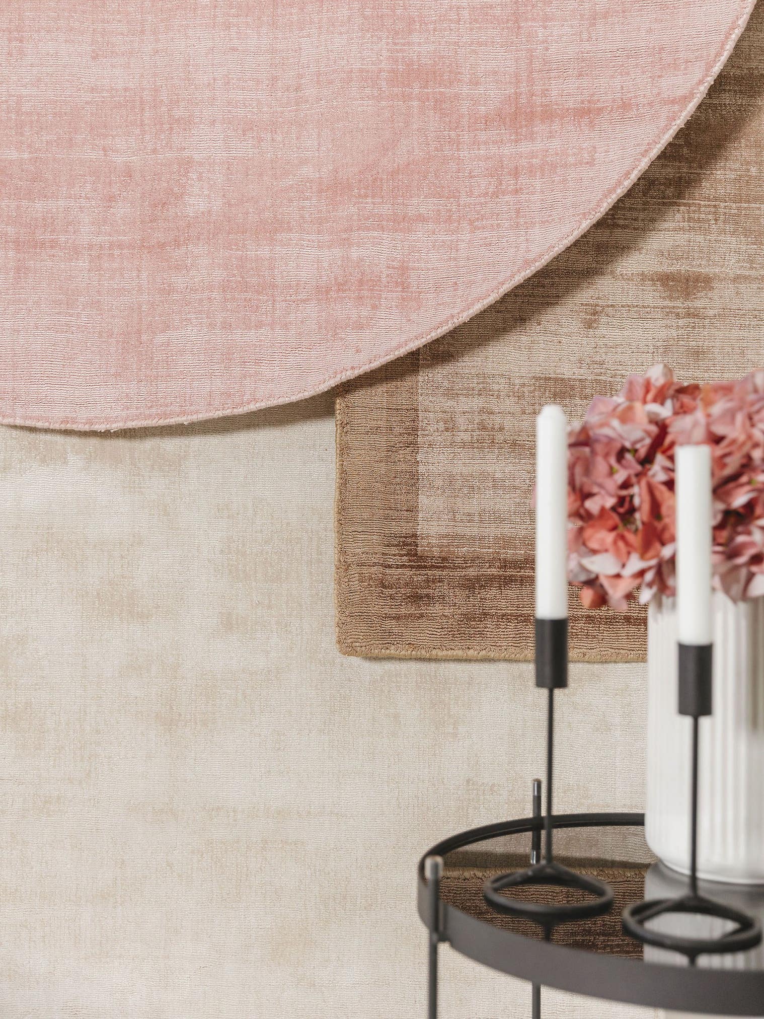 Teppich aus 100% Viskose in Rosa mit 6 bis 10 mm hohem Flor von benuta Pure