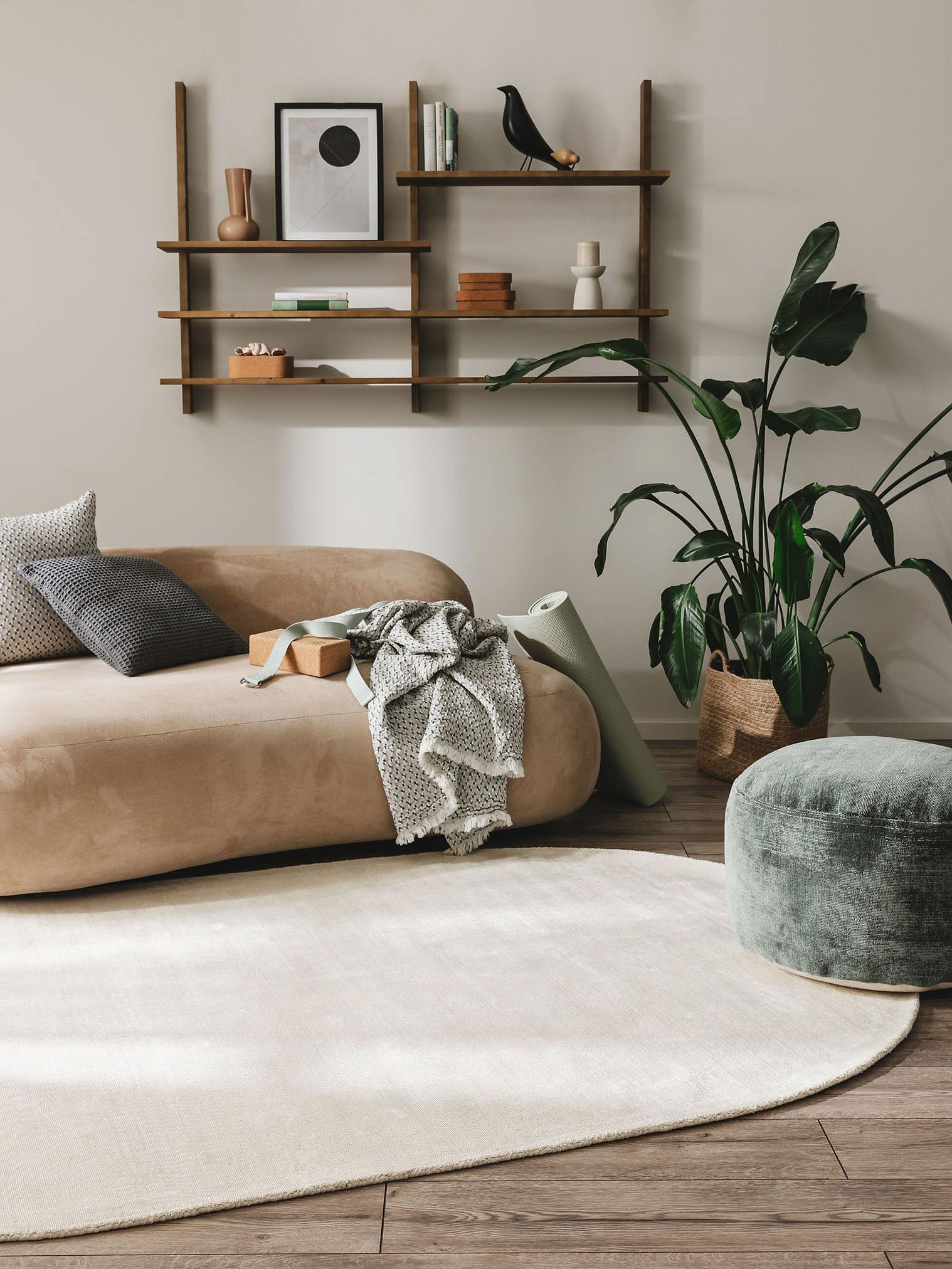 Tæppe af 100% Viskose i Beige med 6 - 10 mm høj luv fra benuta Pure
