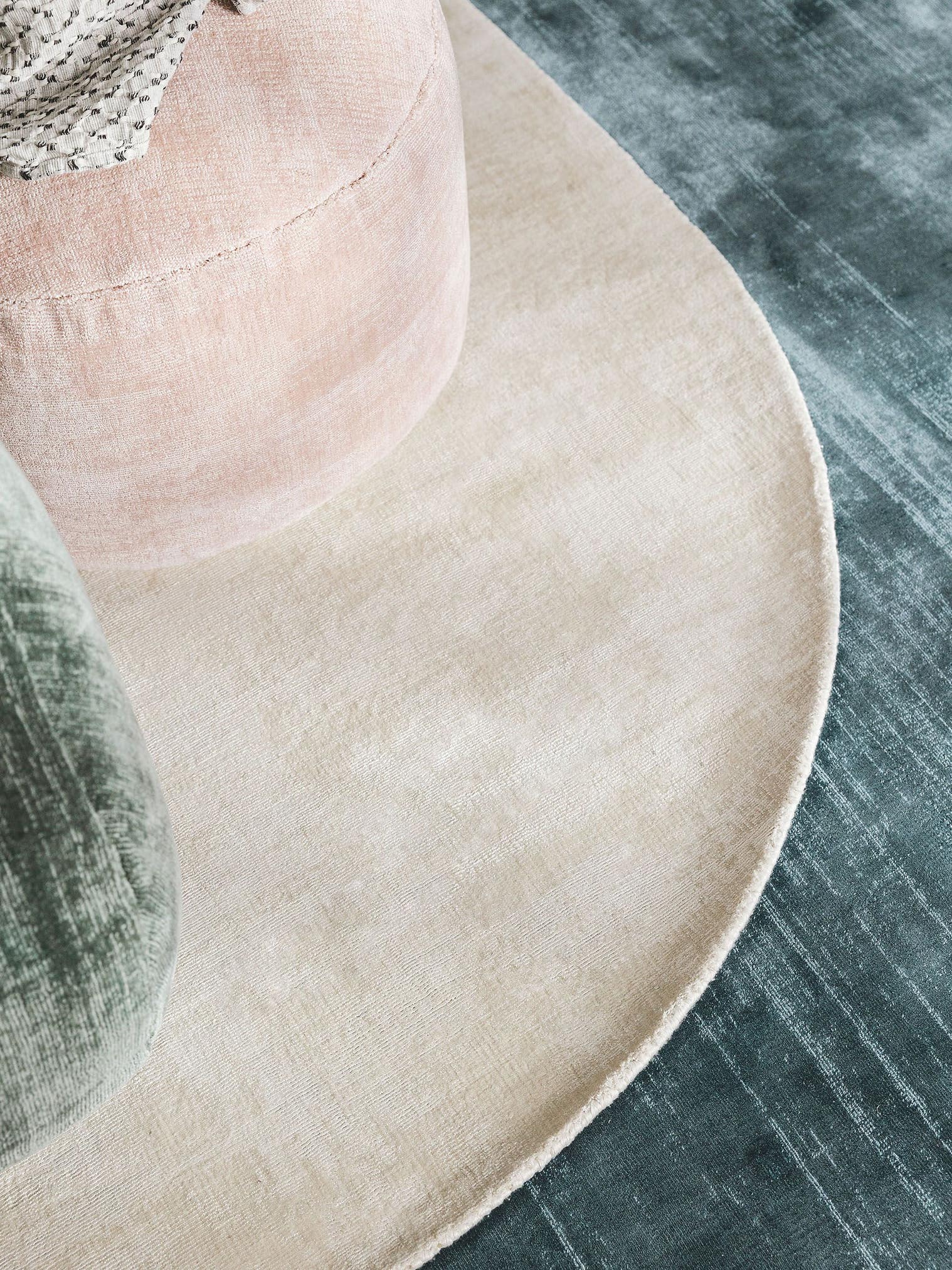 Tæppe af 100% Viskose i Beige med 6 - 10 mm høj luv fra benuta Pure
