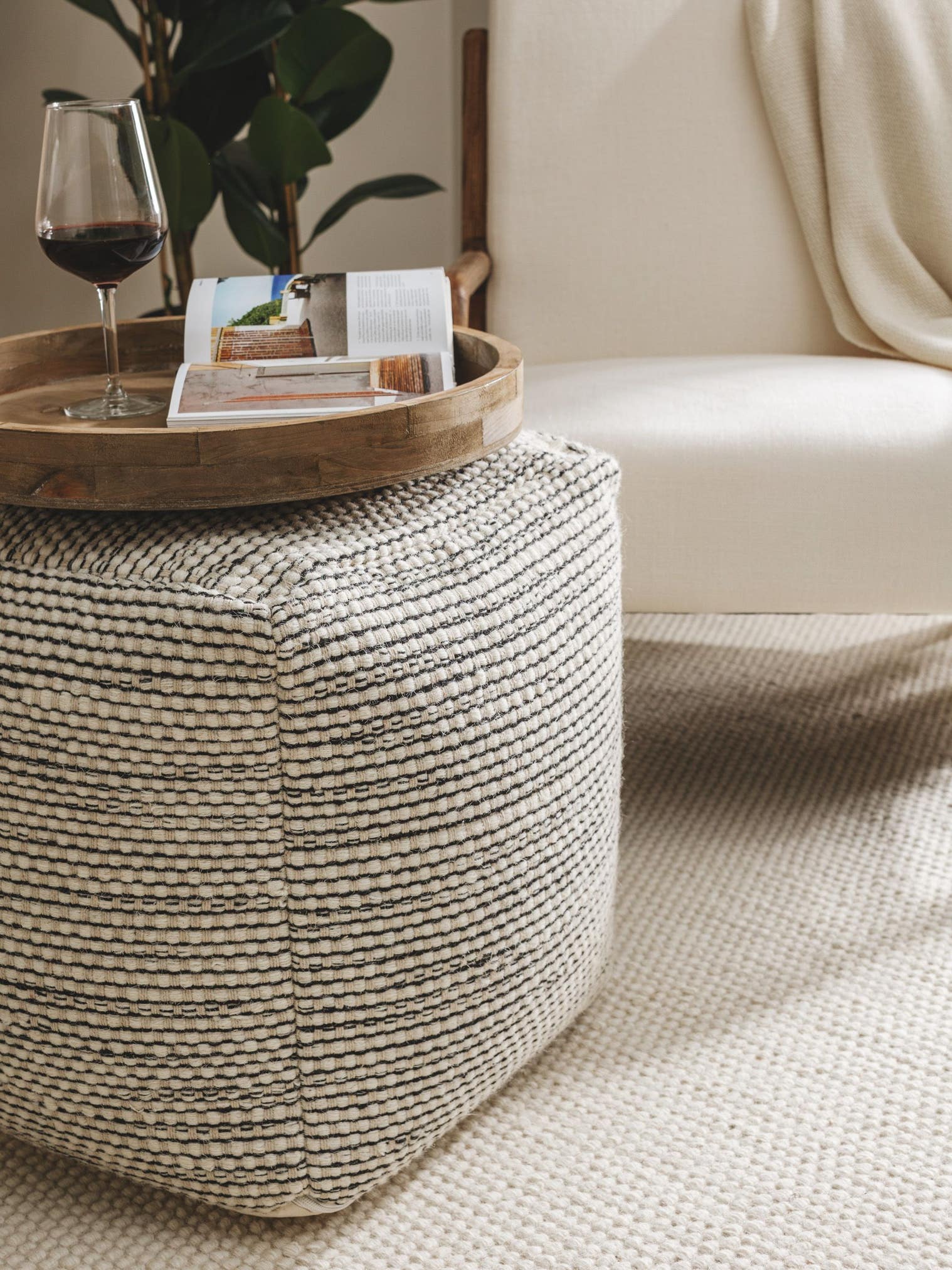 Handgefertigter Woll-Pouf Rocco Beige/Schwarz im Design Uni aus 80% Wolle, 20% Baumwolle von benuta Pure