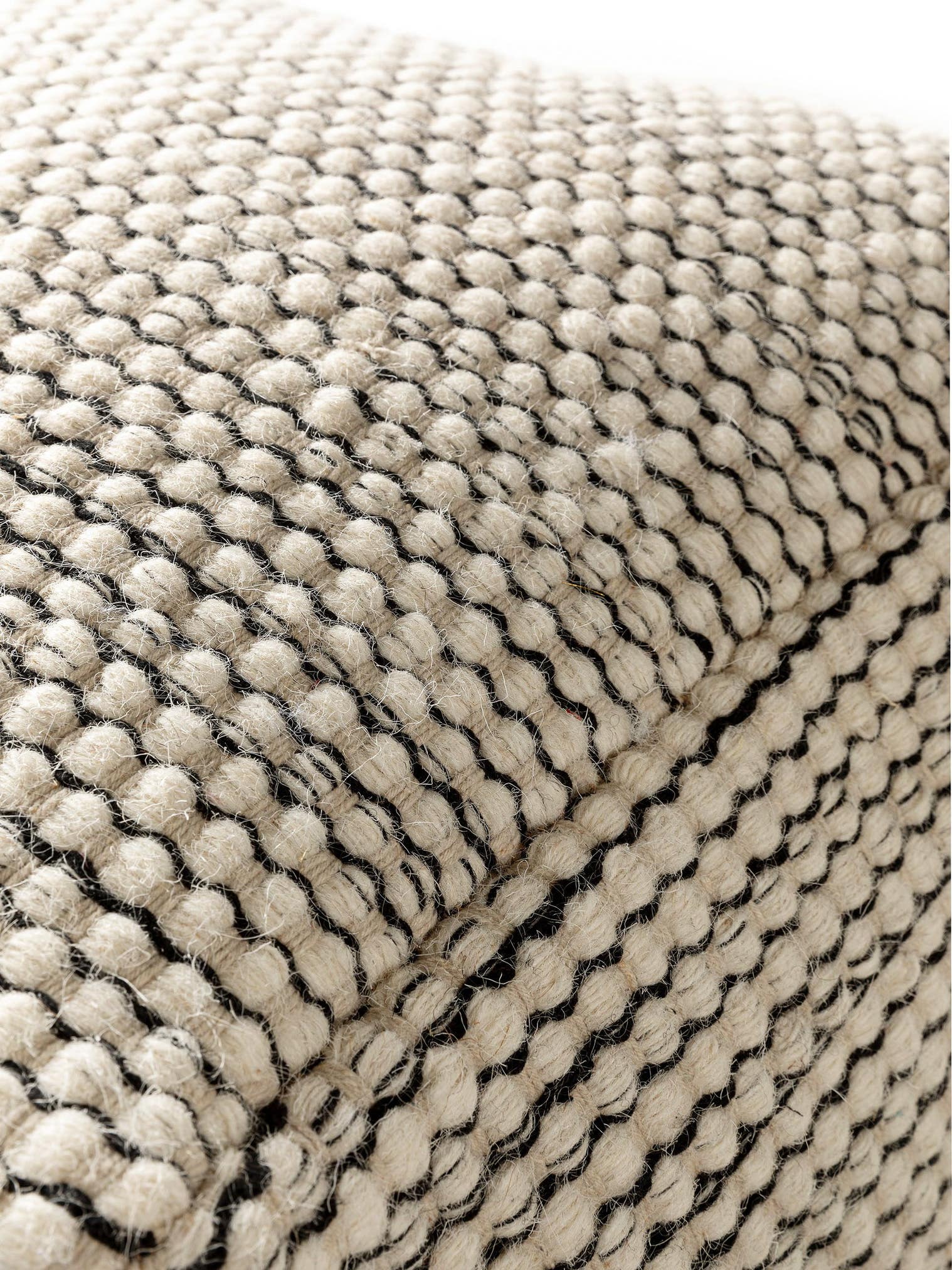 Handgefertigter Woll-Pouf Rocco Beige/Schwarz im Design Uni aus 80% Wolle, 20% Baumwolle von benuta Pure