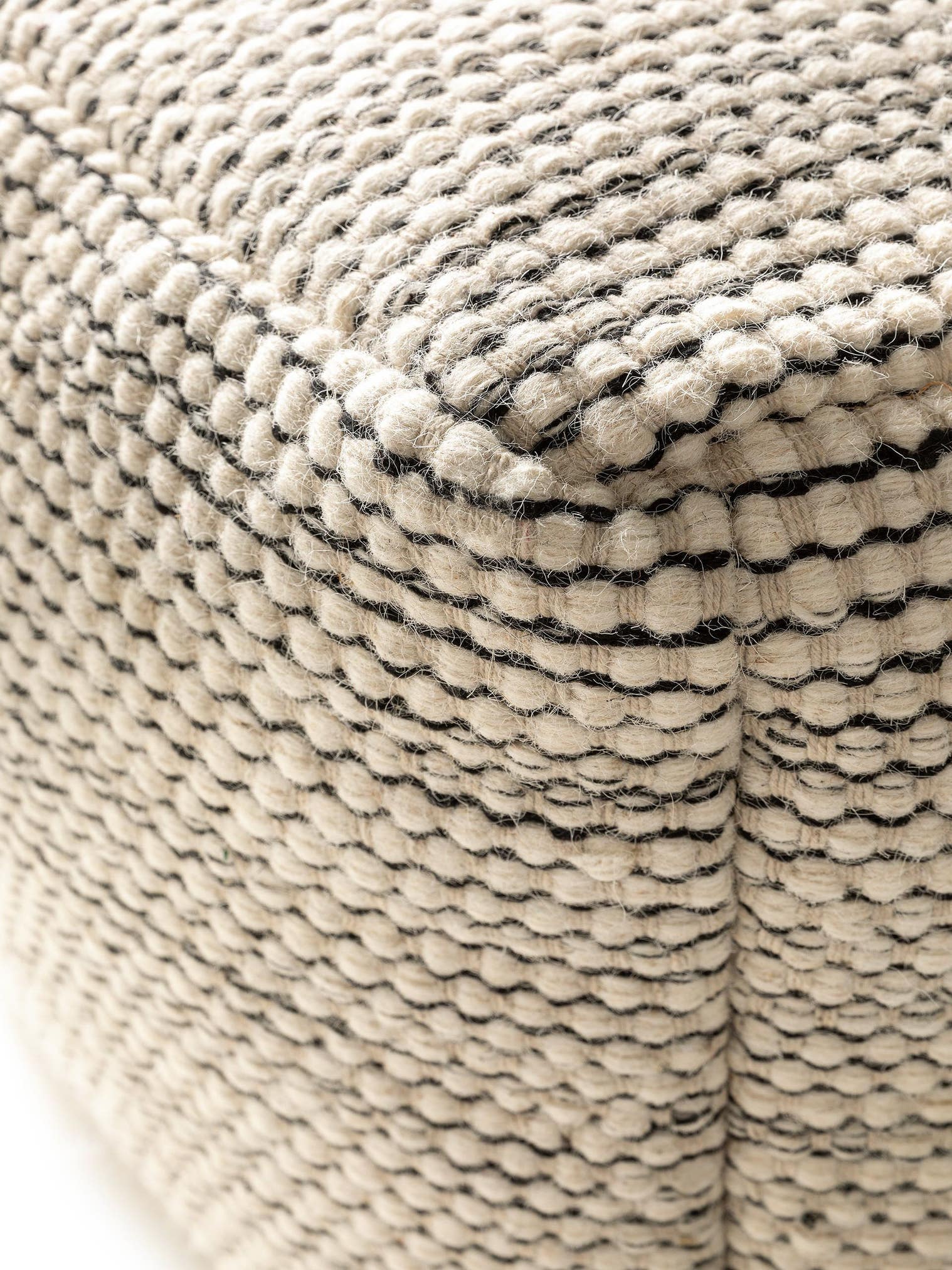 Handgefertigter Woll-Pouf Rocco Beige/Schwarz im Design Uni aus 80% Wolle, 20% Baumwolle von benuta Pure