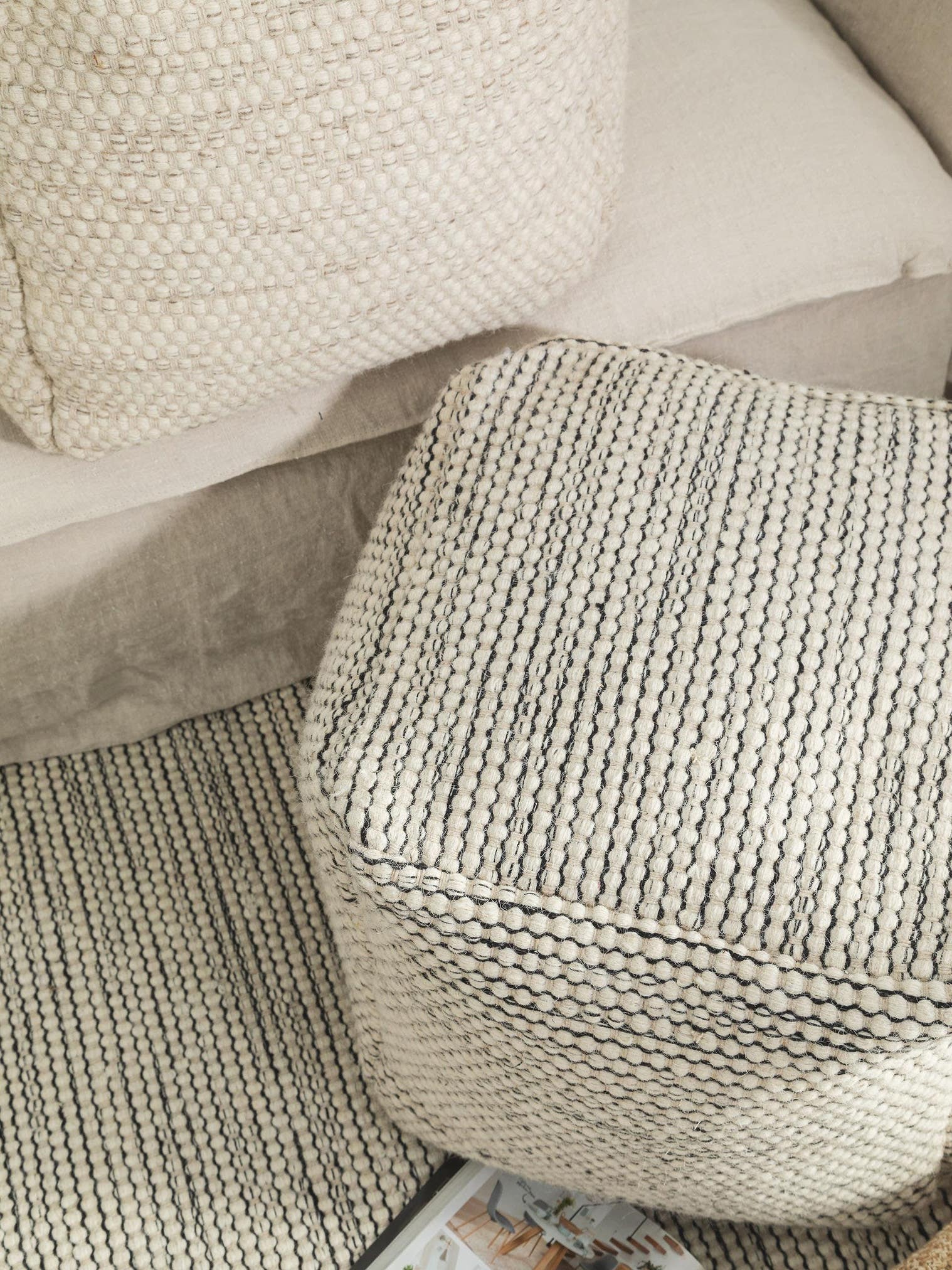Handgefertigter Woll-Pouf Rocco Beige/Schwarz im Design Uni aus 80% Wolle, 20% Baumwolle von benuta Pure