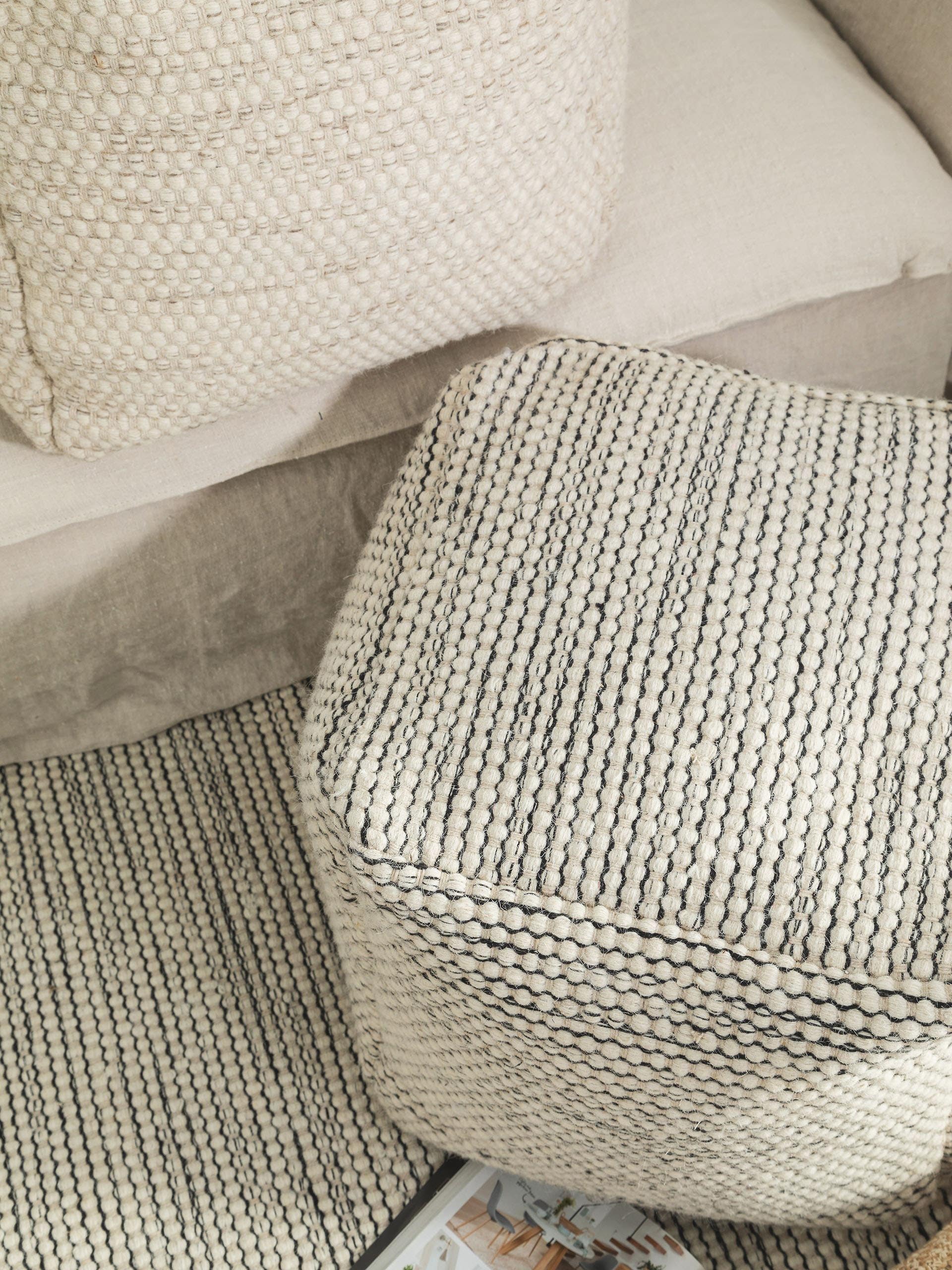 Håndlaget puff i ull Rocco Beige/Svart i Uni-design laget av 80 % ull, 20 % bomull fra benuta Pure