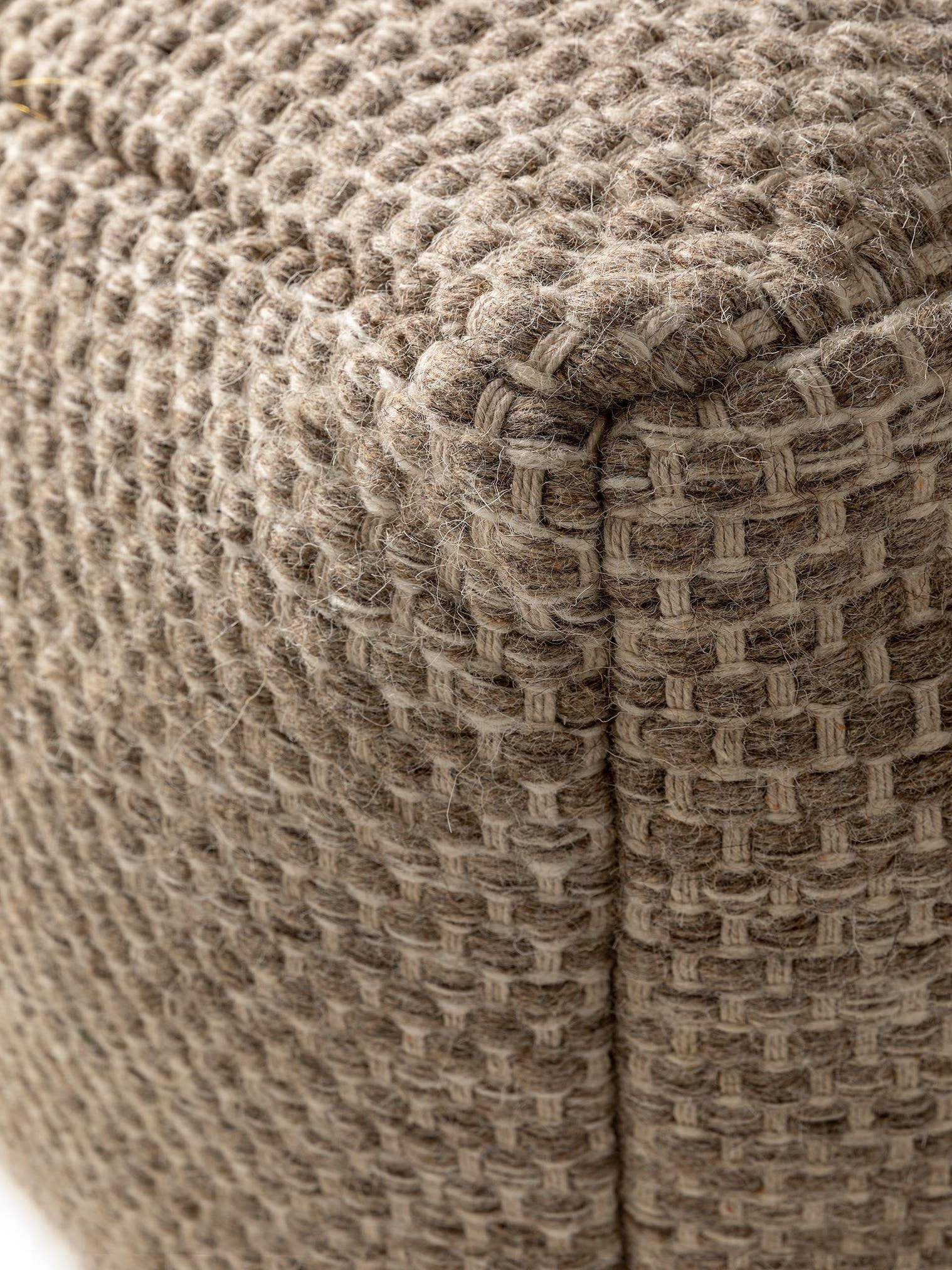 Handgemaakte wollen poef Rocco Taupe in Uni-ontwerp van 80% Wol, 20% Katoen door benuta Pure