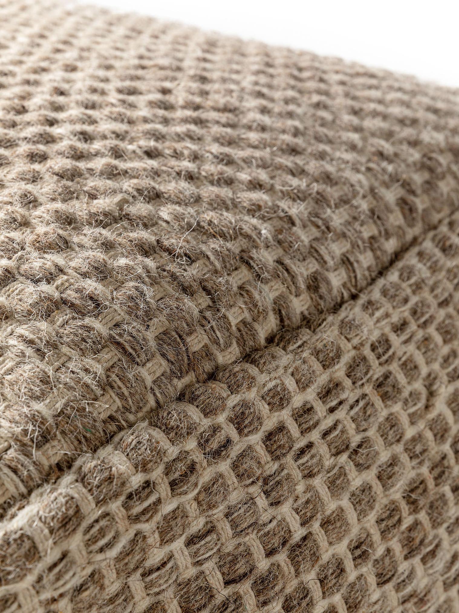 Handgemaakte wollen poef Rocco Taupe in Uni-ontwerp van 80% Wol, 20% Katoen door benuta Pure