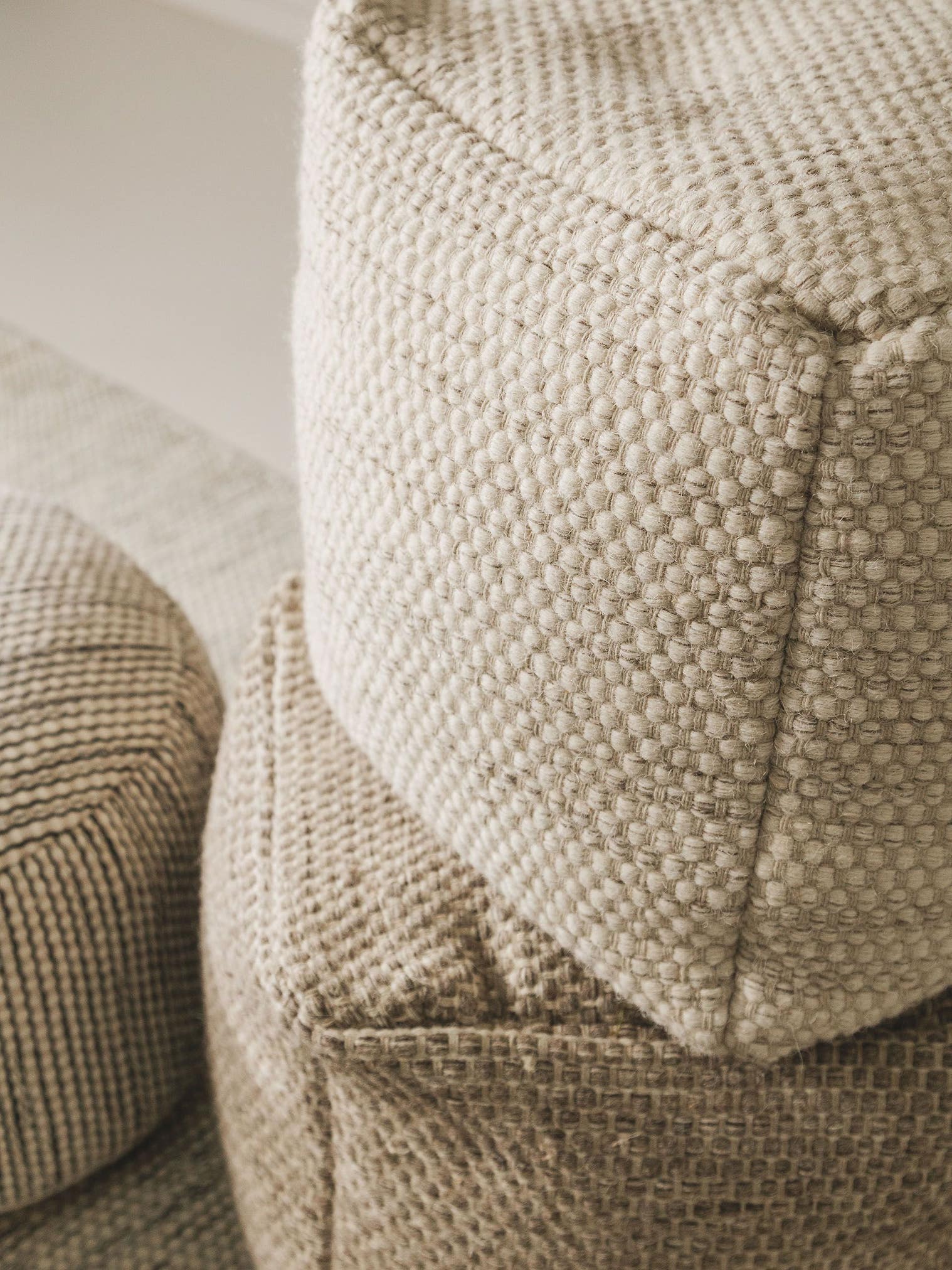 Handgemaakte wollen poef Rocco Taupe in Uni-ontwerp van 80% Wol, 20% Katoen door benuta Pure
