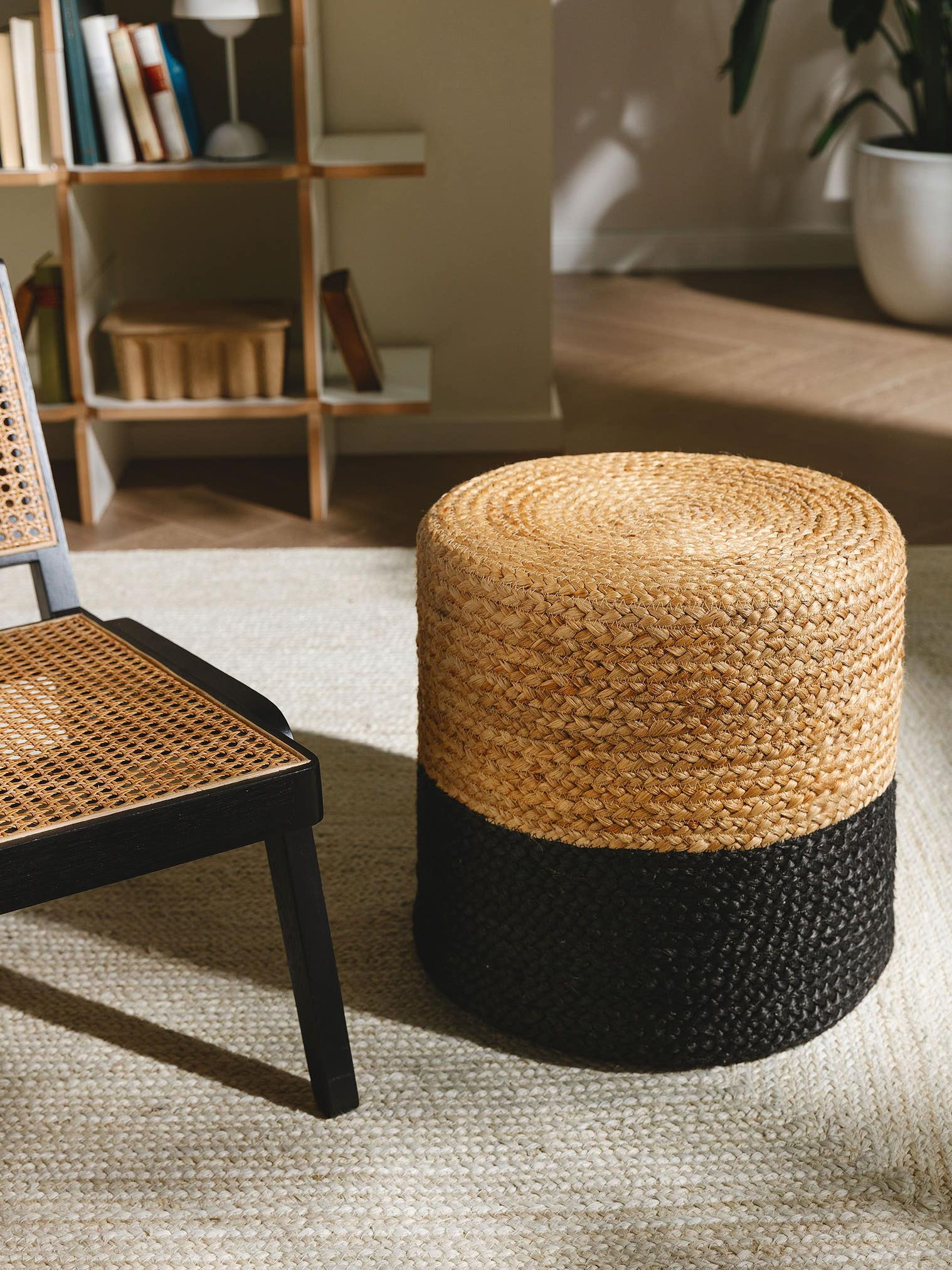 Handgefertigter Jute-Pouf Jutta Hellbraun/Schwarz im Design  aus 100% Jute von benuta Pure
