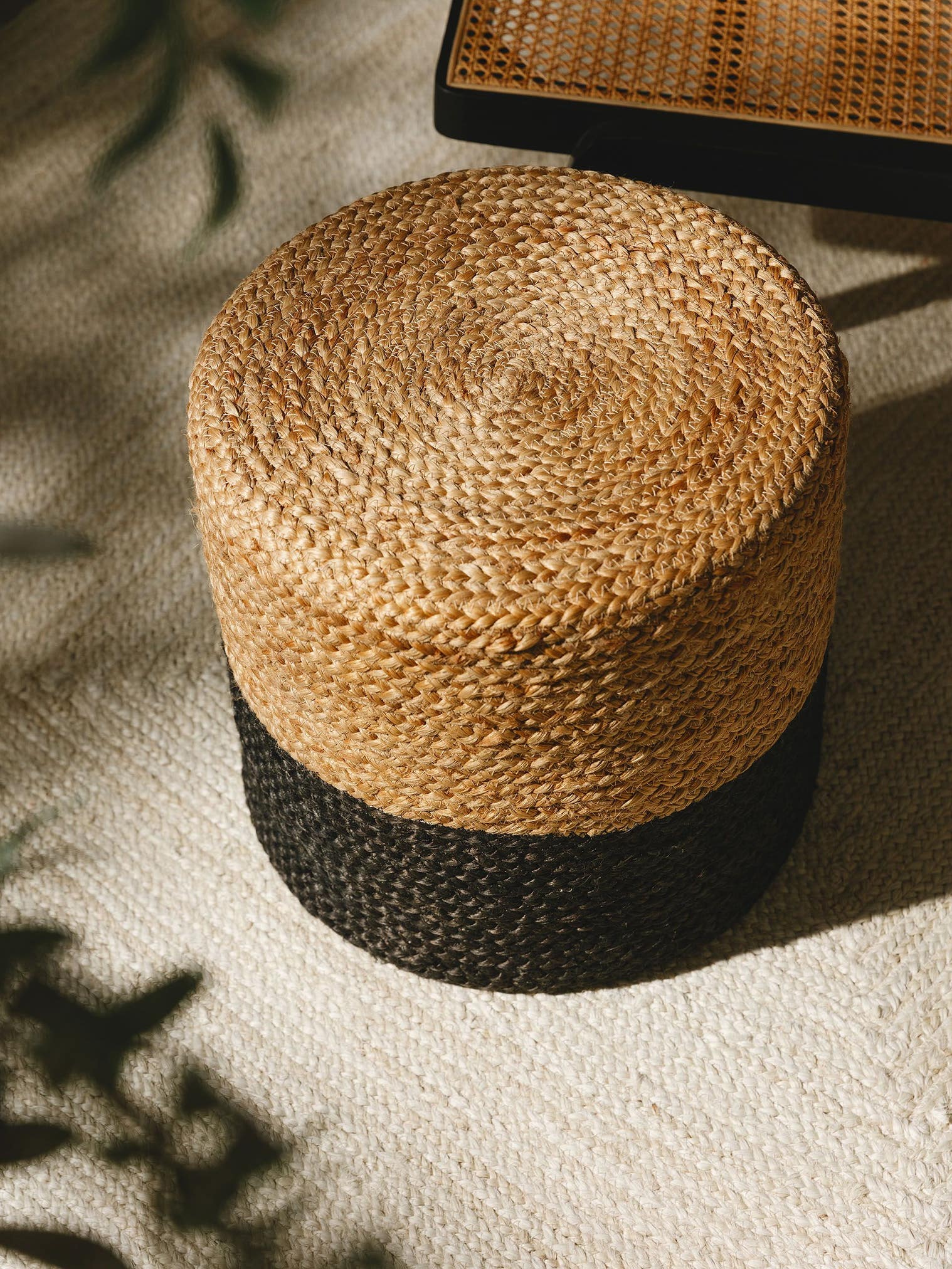 Handgefertigter Jute-Pouf Jutta Hellbraun/Schwarz im Design  aus 100% Jute von benuta Pure