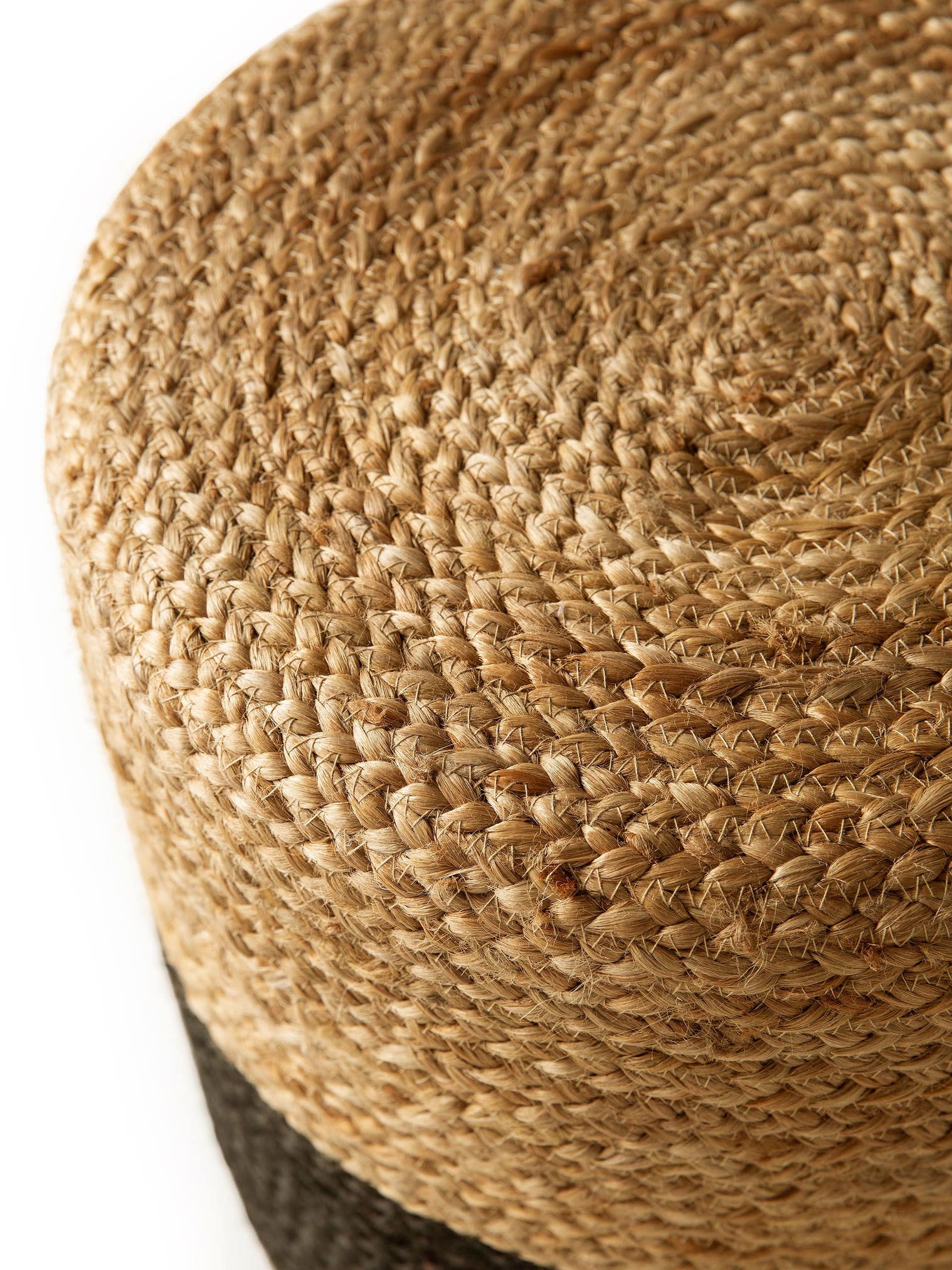 Handgefertigter Jute-Pouf Jutta Hellbraun/Schwarz im Design  aus 100% Jute von benuta Pure