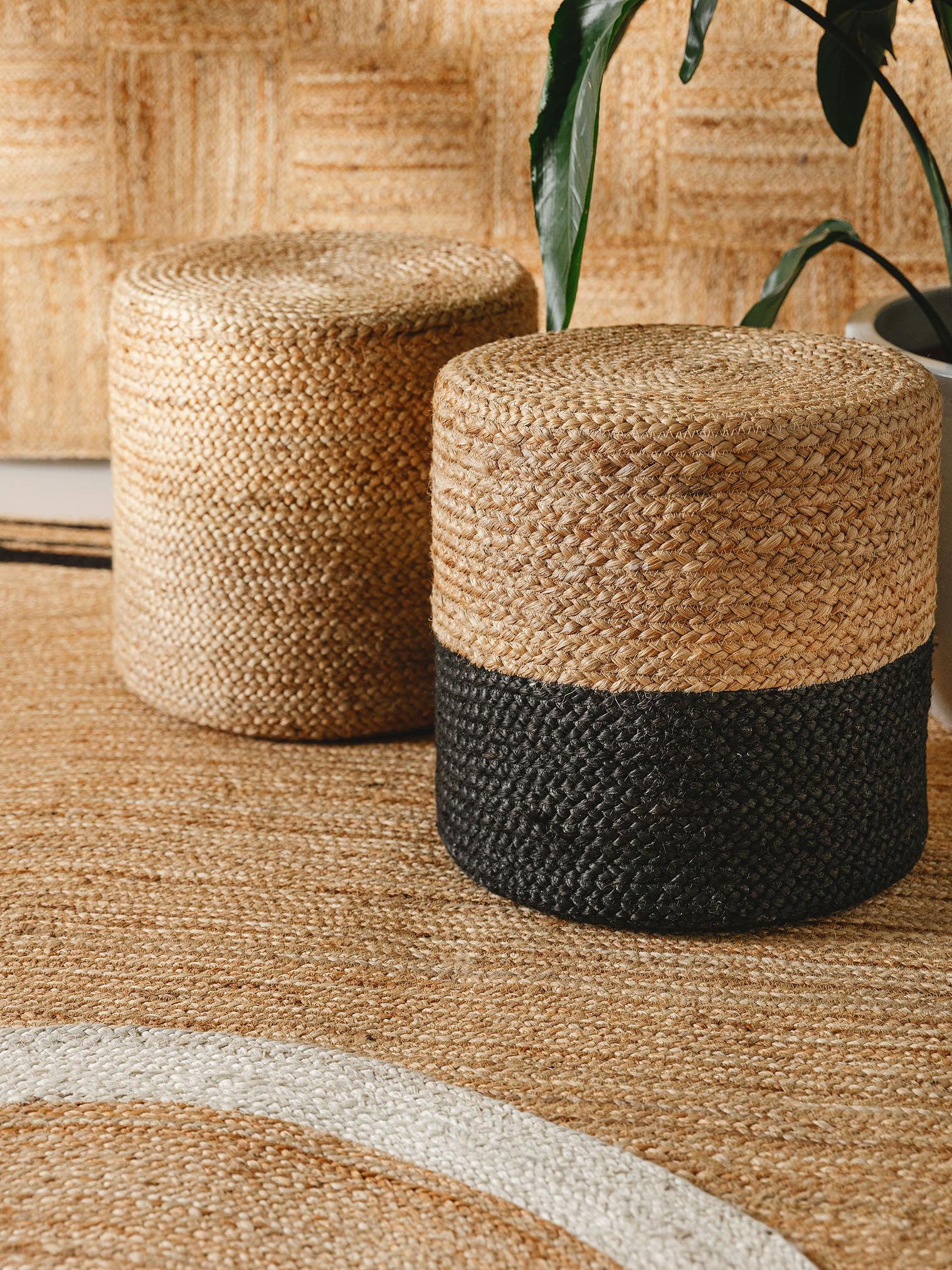 Handgefertigter Jute-Pouf Jutta Hellbraun/Schwarz im Design  aus 100% Jute von benuta Pure