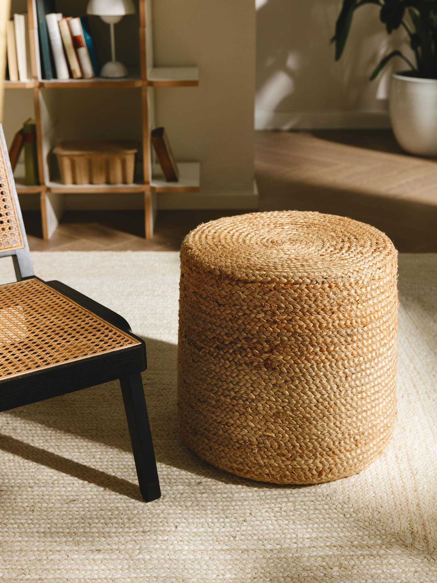 Handgefertigter Jute-Pouf Jutta Hellbraun im Design  aus 100% Jute von benuta Pure