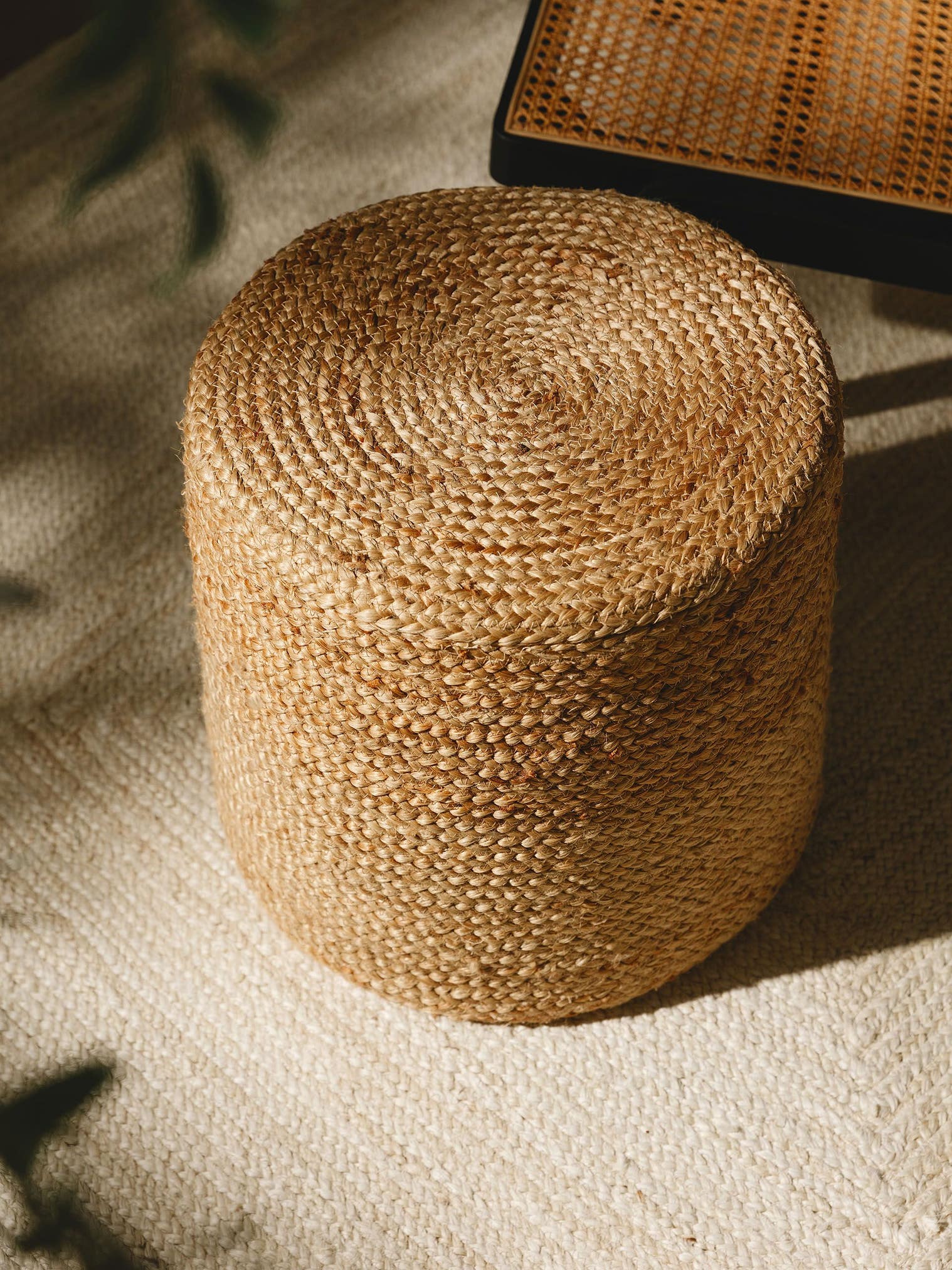 Handgefertigter Jute-Pouf Jutta Hellbraun im Design  aus 100% Jute von benuta Pure