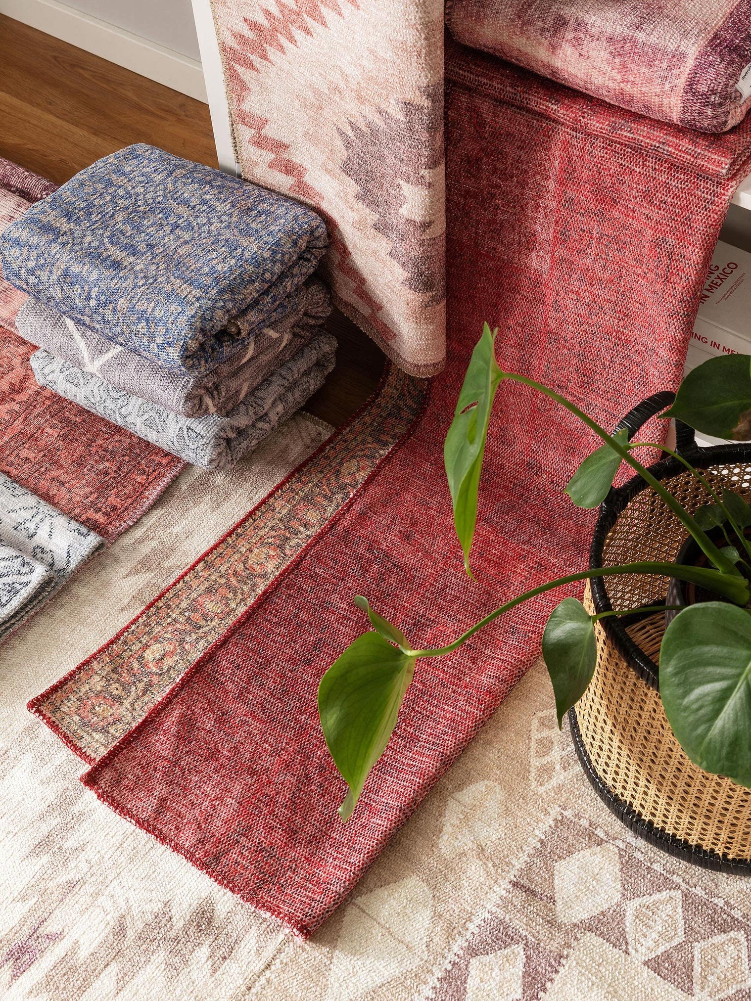 Tapis en 80% Polyester, 20% Coton en Rouge avec une pile de 1- 5 mm de hauteur de benuta