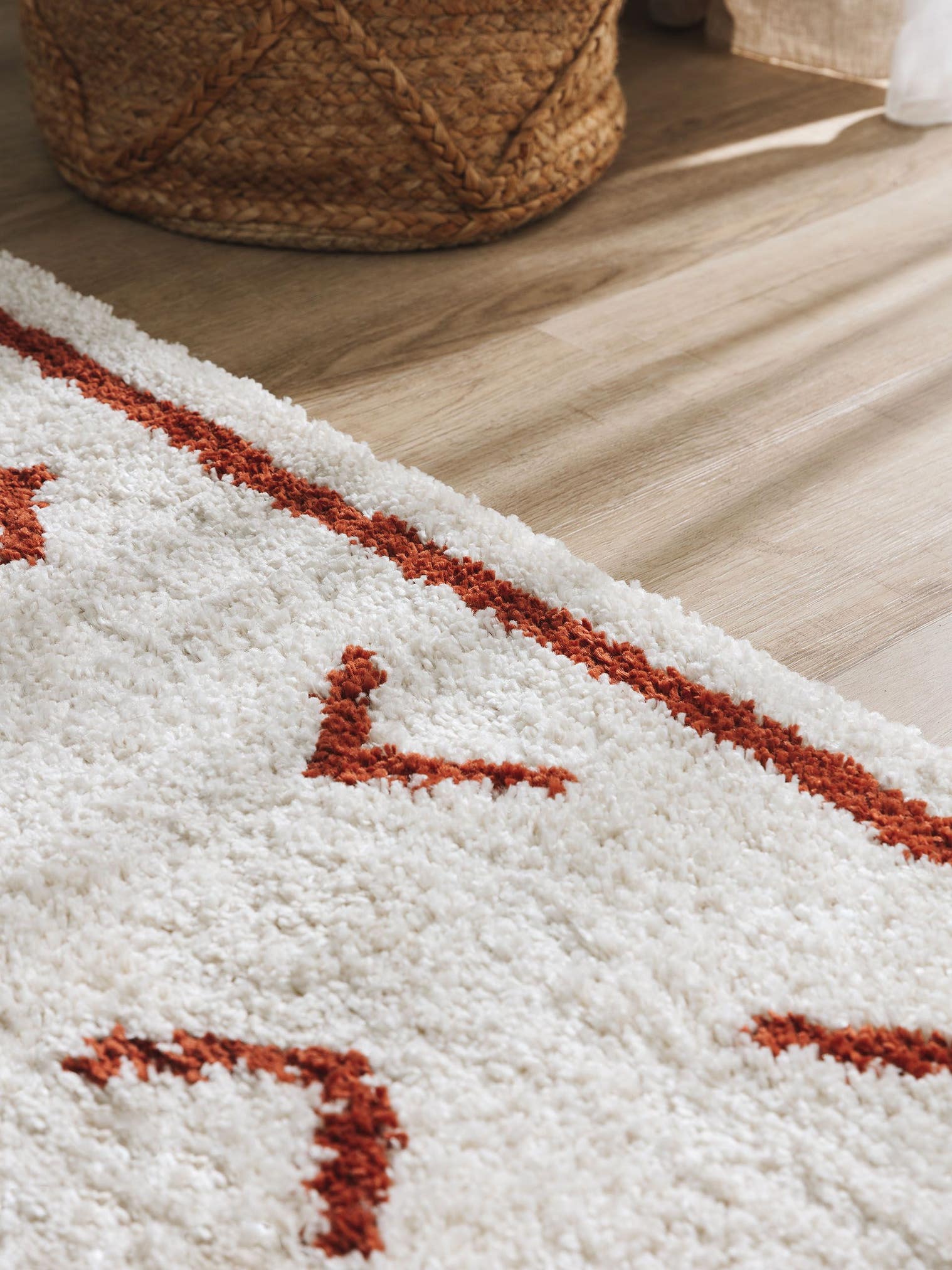 Teppich aus 100% Polypropylen in Beige mit 21 bis 30 mm hohem Flor von benuta Nest