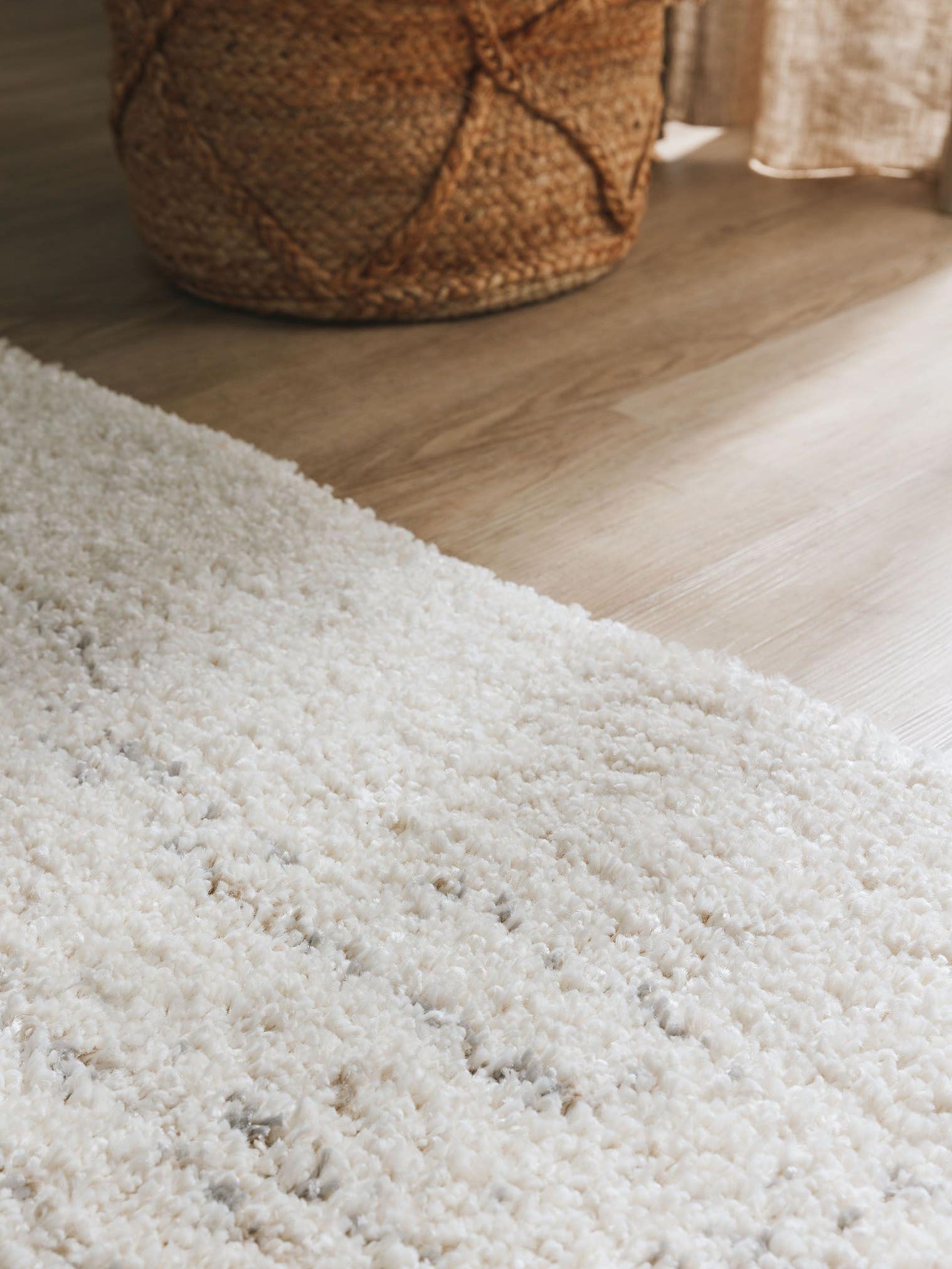 Matta av 100% Polypropylen i Beige med 21 - 30 mm hög lugg från benuta Nest