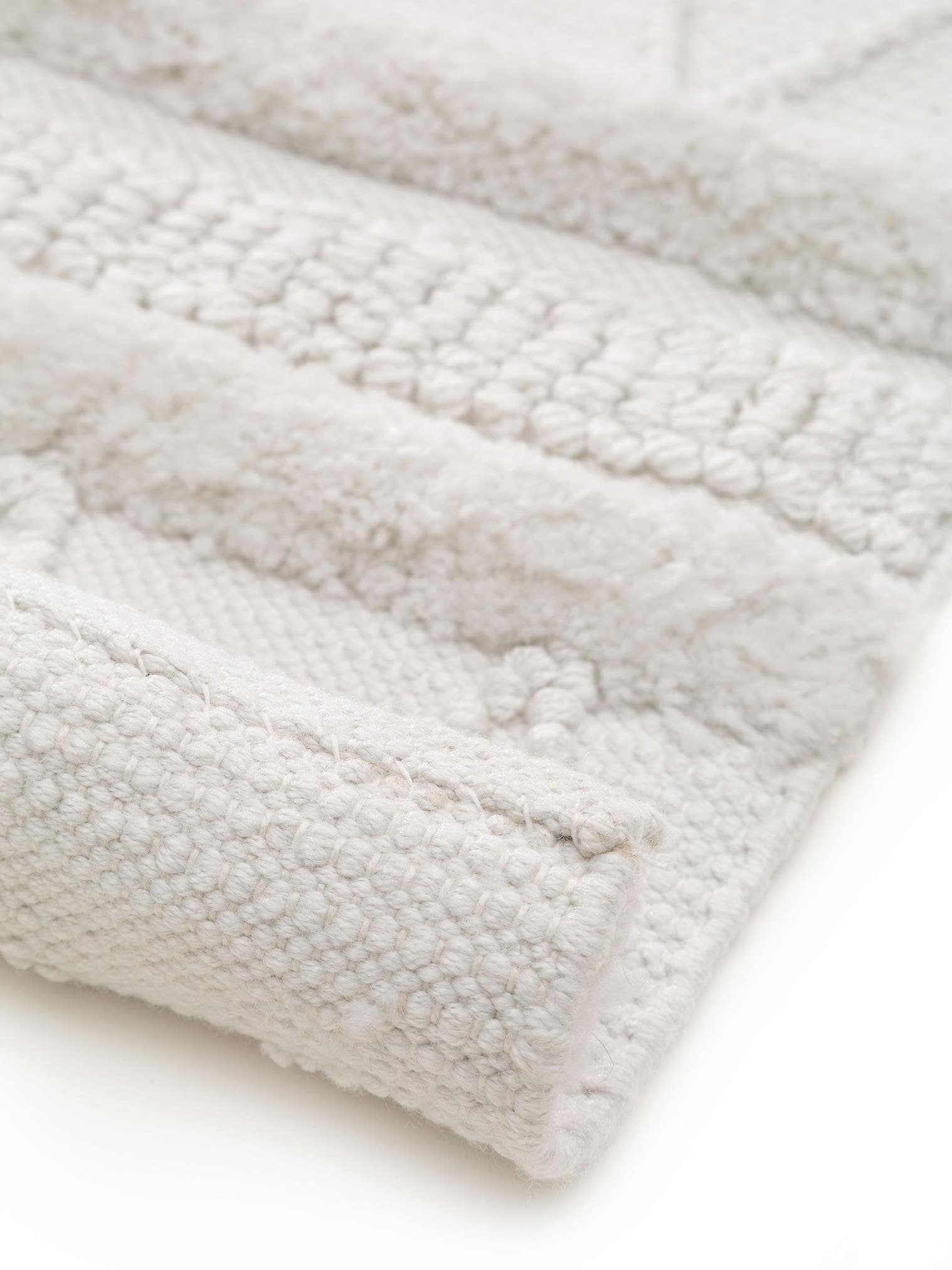 Teppich aus 100% Polyester (recyceltes PET) in Weiß mit 41 bis 50 mm hohem Flor von benuta Pure