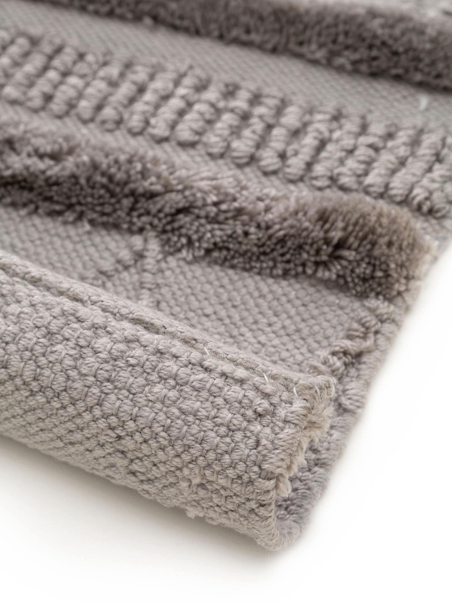 Matta av 100% Polyester i Grå med 41 - 50 mm hög lugg från benuta Pure