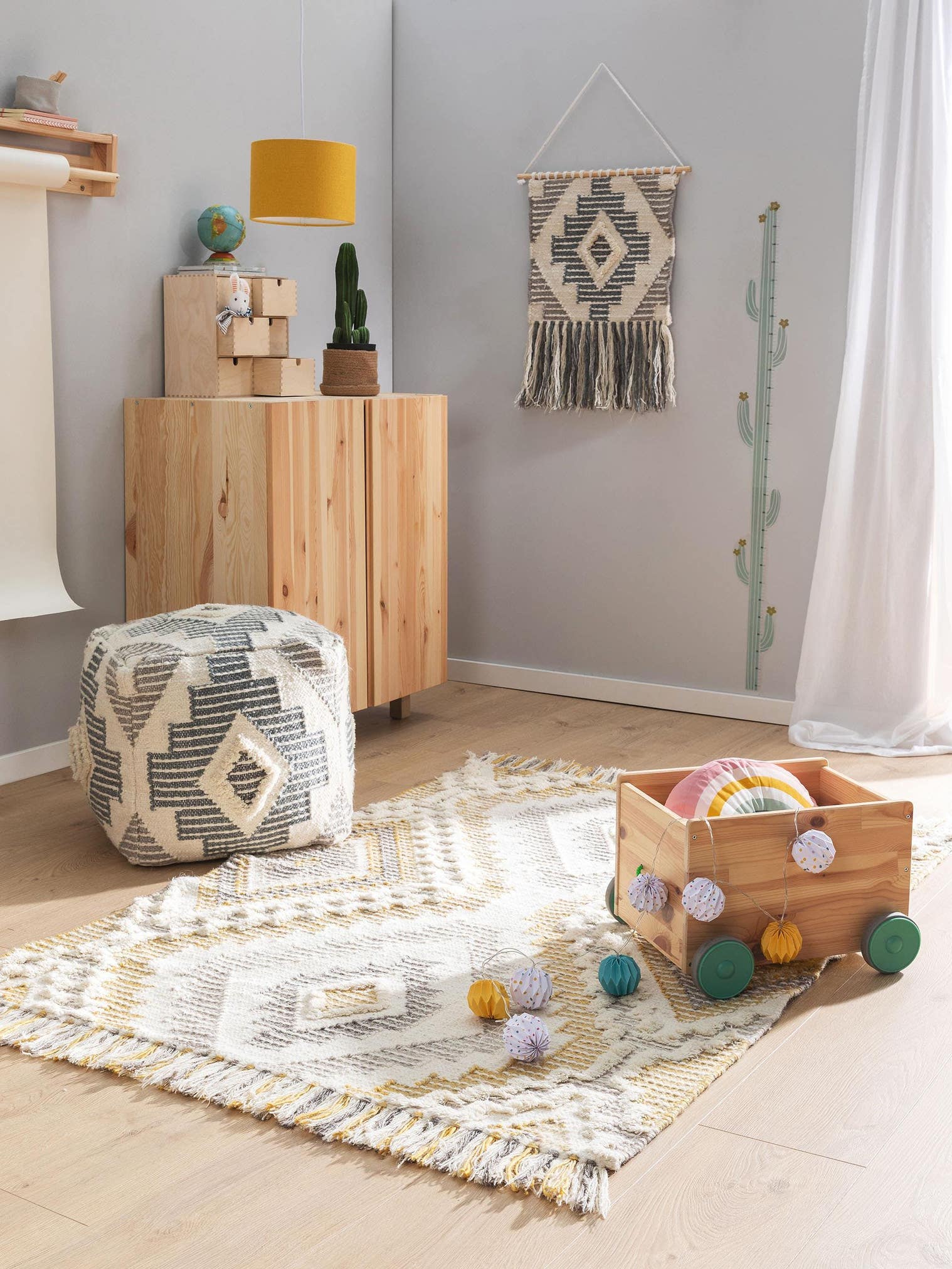 Teppich aus 70% Wolle, 30% Polyester in Gelb mit 6 bis 10 mm hohem Flor von Lytte