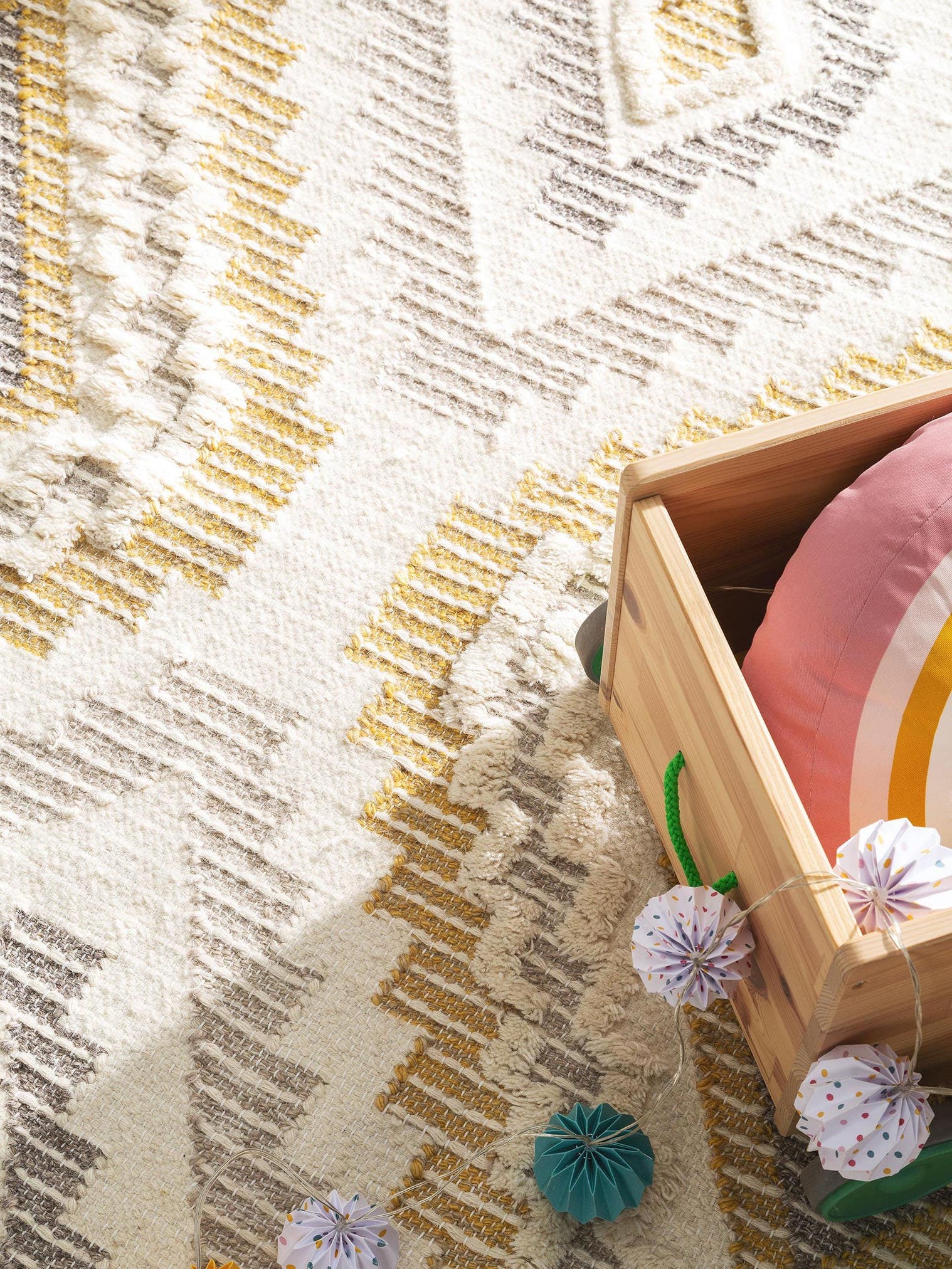 Teppich aus 70% Wolle, 30% Polyester in Gelb mit 6 bis 10 mm hohem Flor von Lytte