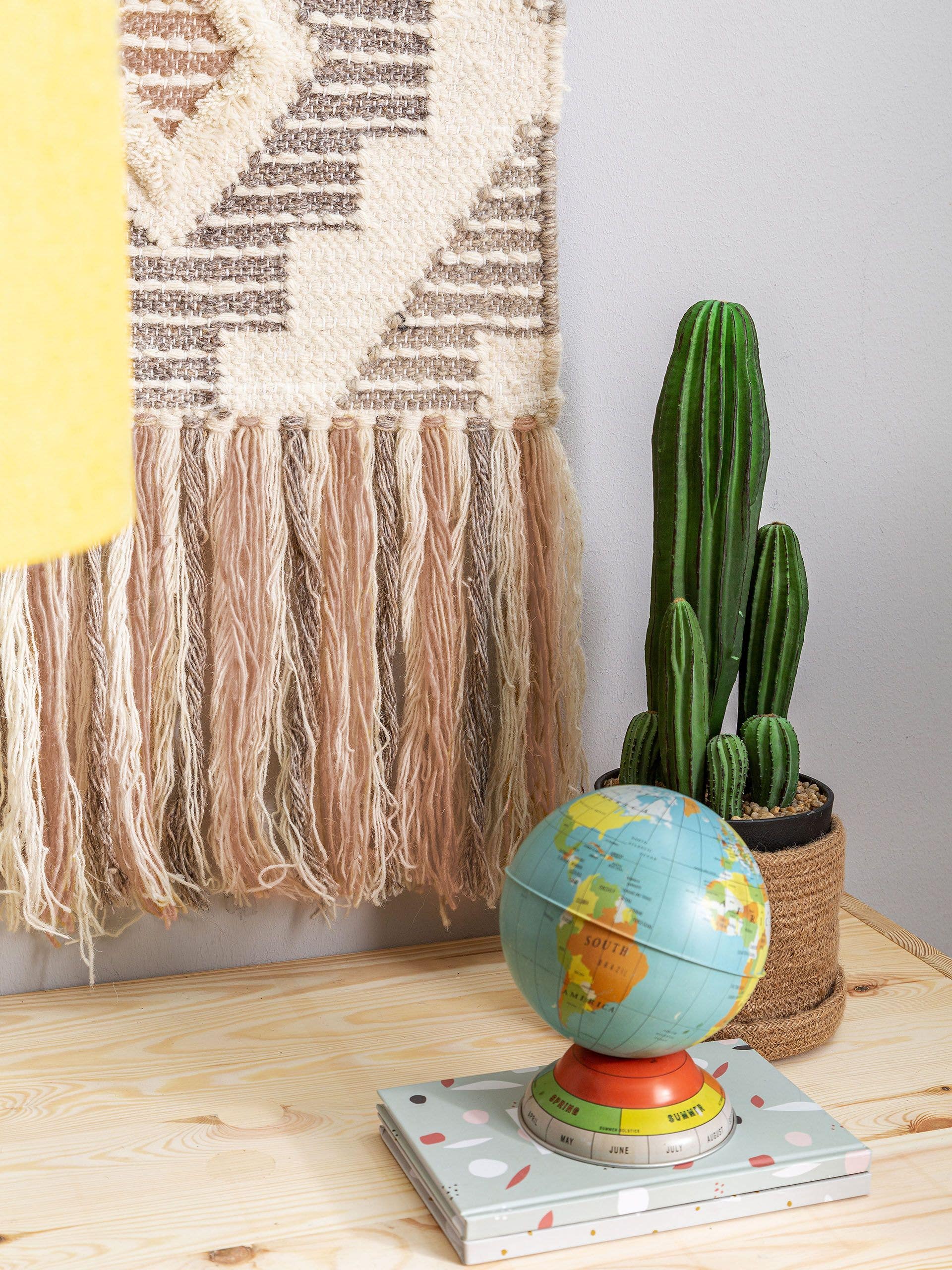Wall Hanging Wanda Rose in Kelim design made of 70% Wool, 30% Polyester by Lytte