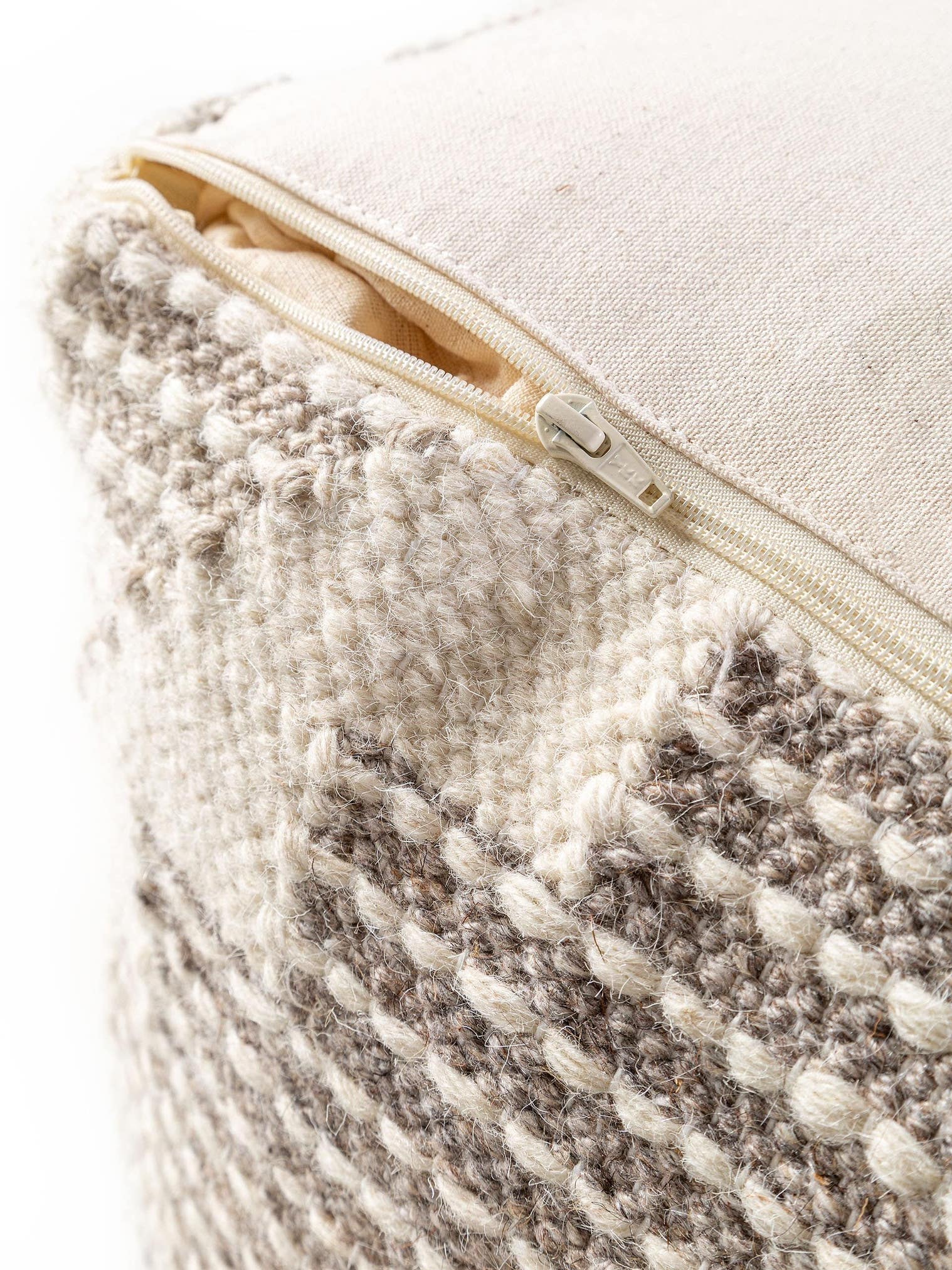 Pouf Wanda Rose en motif Kelim en 70% Laine, 30% Polyester de Lytte