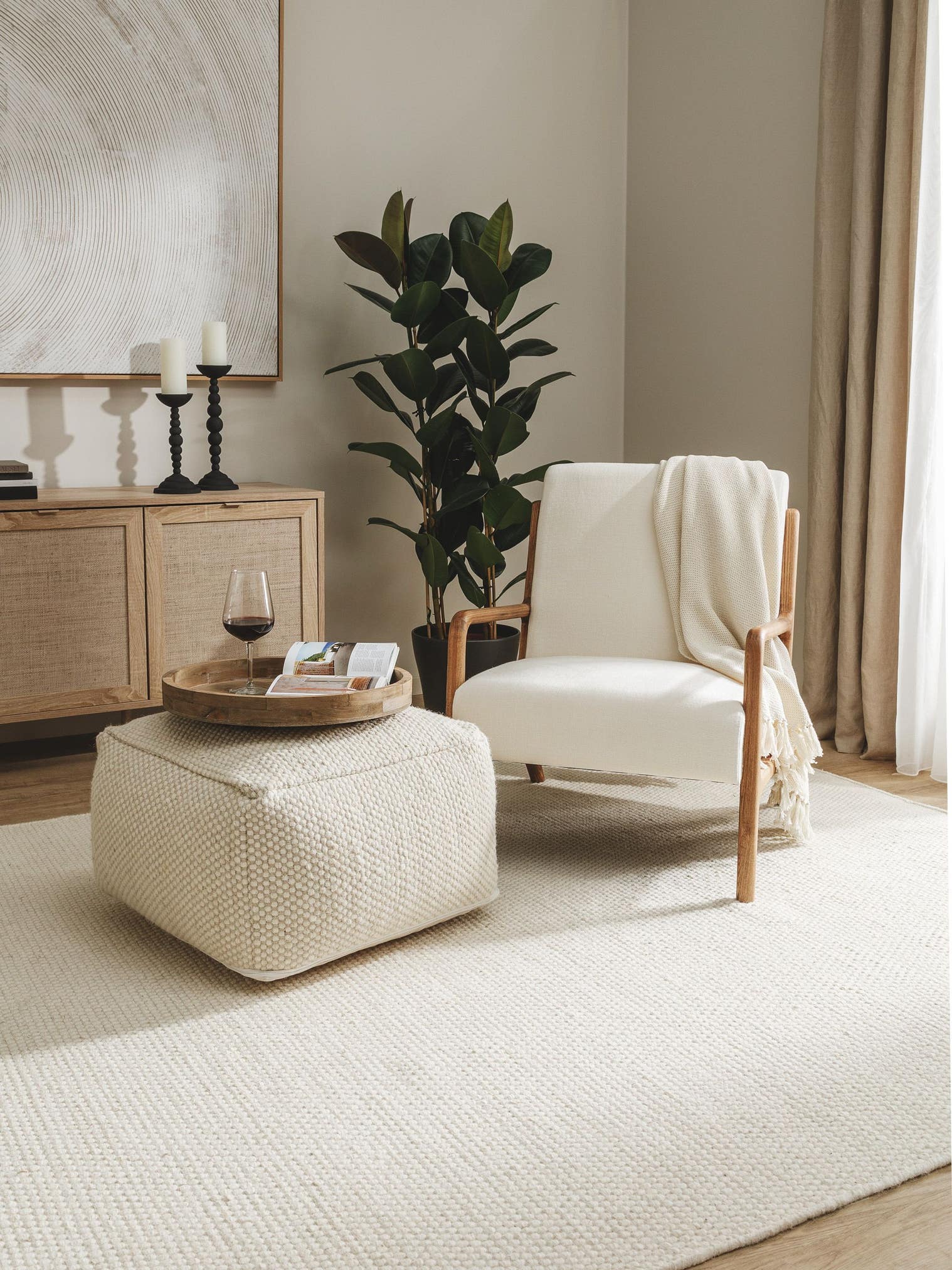 Handgjord ullpouf Rocco Vit med Uni-design i 80% Ull, 20% Bomull från benuta Pure