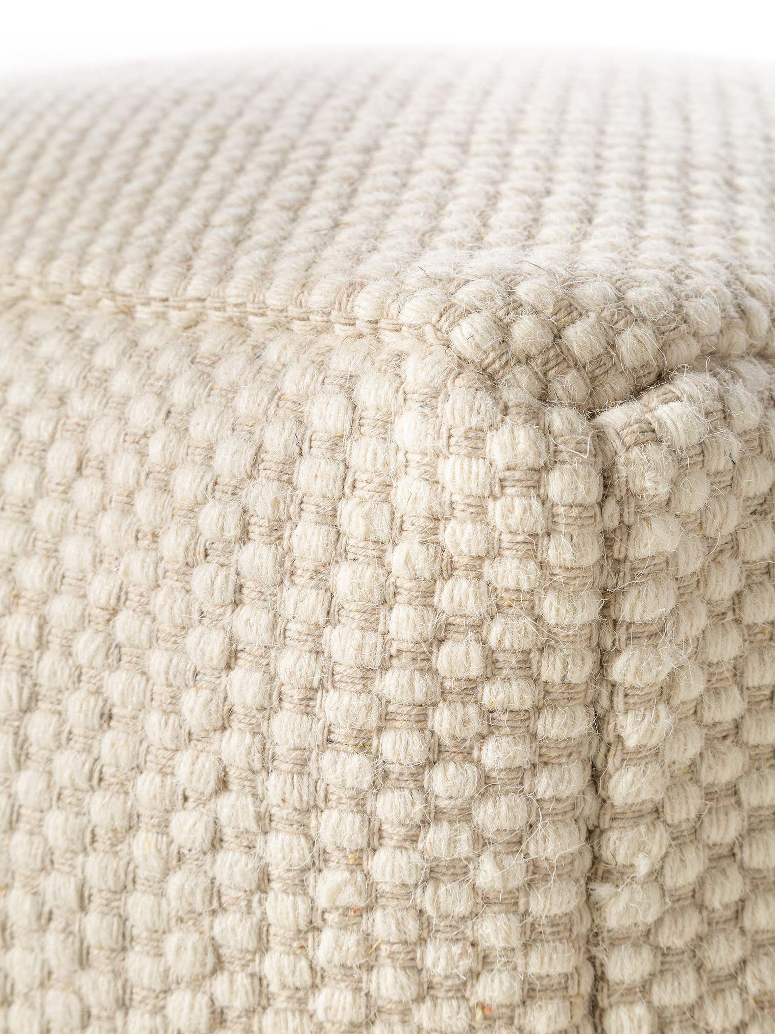 Handgjord ullpouf Rocco Vit med Uni-design i 80% Ull, 20% Bomull från benuta Pure