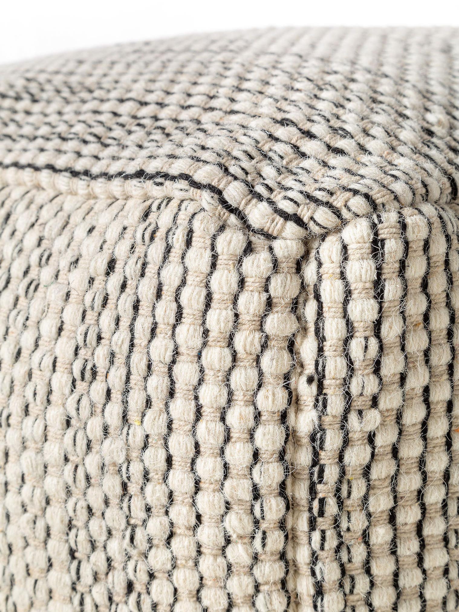 Puf de lana hecho a mano Rocco Beige/Negro con diseño de Uni en 80% lana, 20% algodón de benuta Pure