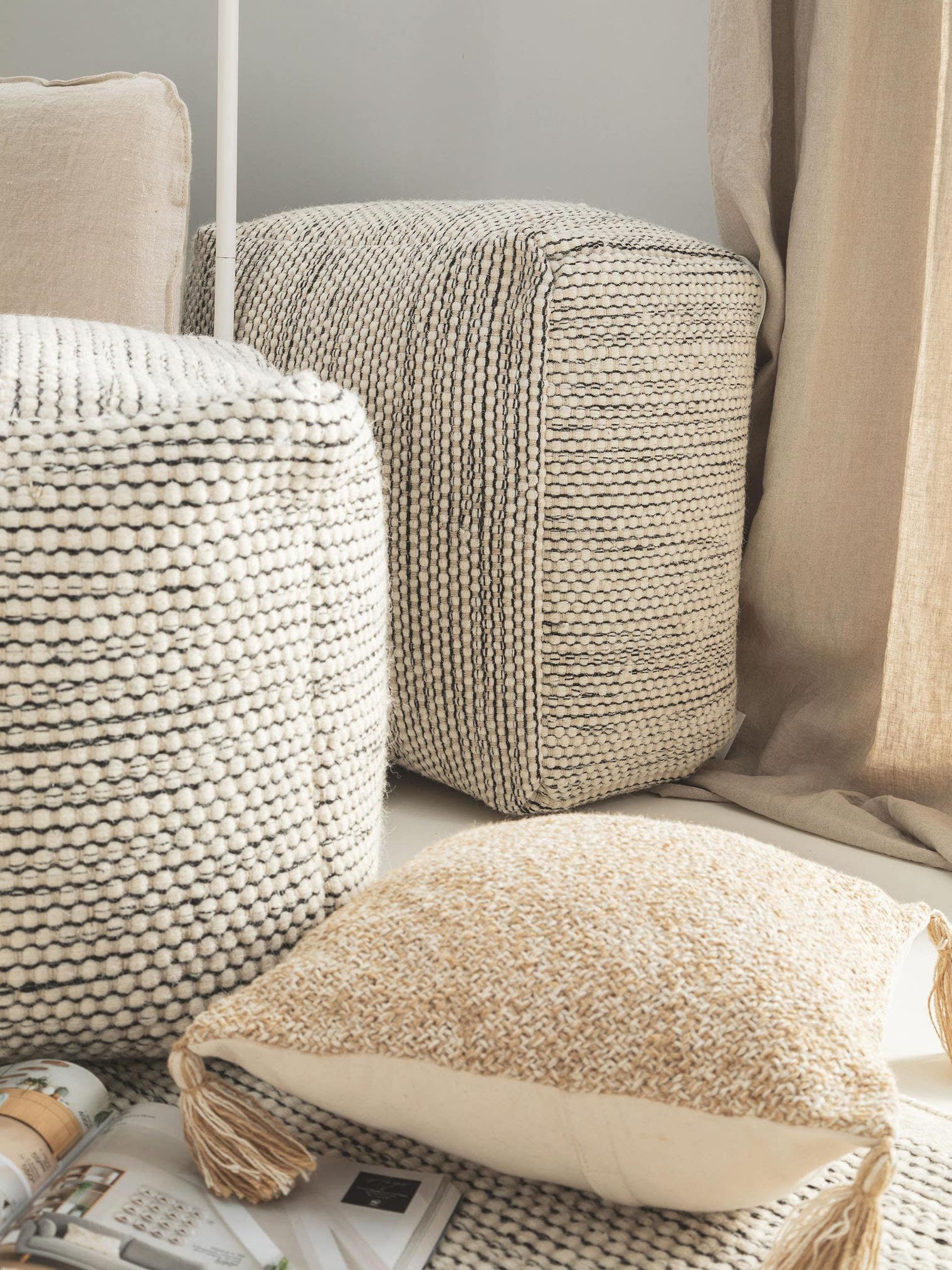 Puf de lana hecho a mano Rocco Beige/Negro con diseño de Uni en 80% lana, 20% algodón de benuta Pure