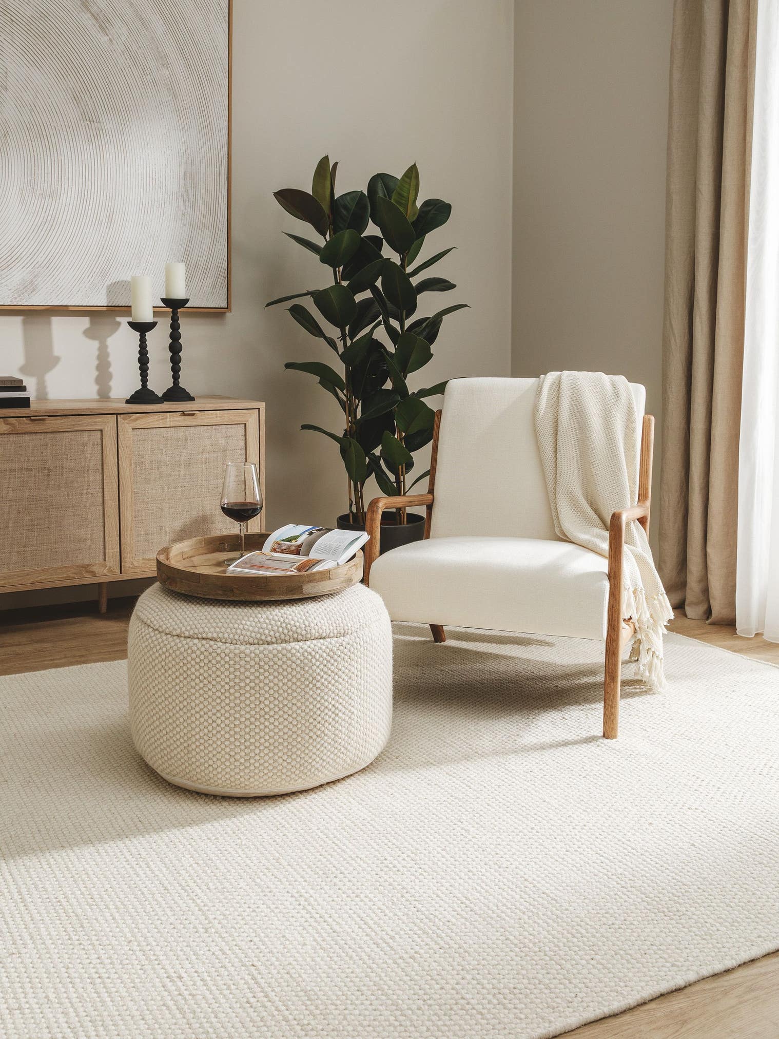 Handgjord ullpouf Rocco Vit med Uni-design i 80% Ull, 20% Bomull från benuta Pure