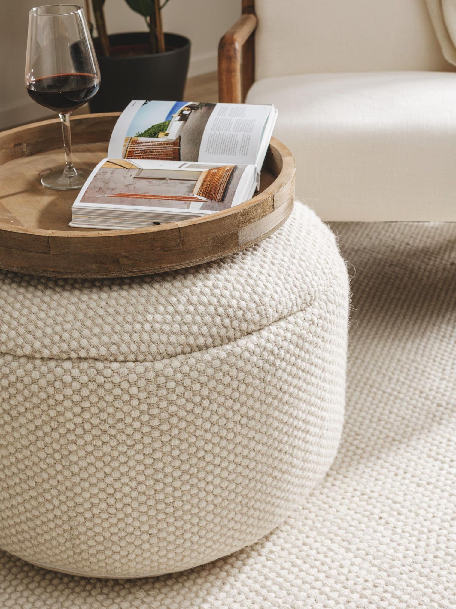 Handgjord ullpouf Rocco Vit med Uni-design i 80% Ull, 20% Bomull från benuta Pure