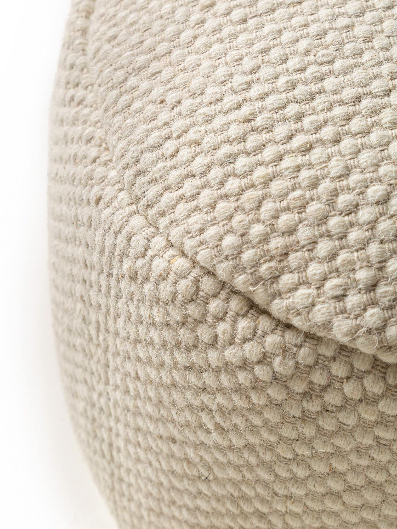 Handgjord ullpouf Rocco Vit med Uni-design i 80% Ull, 20% Bomull från benuta Pure