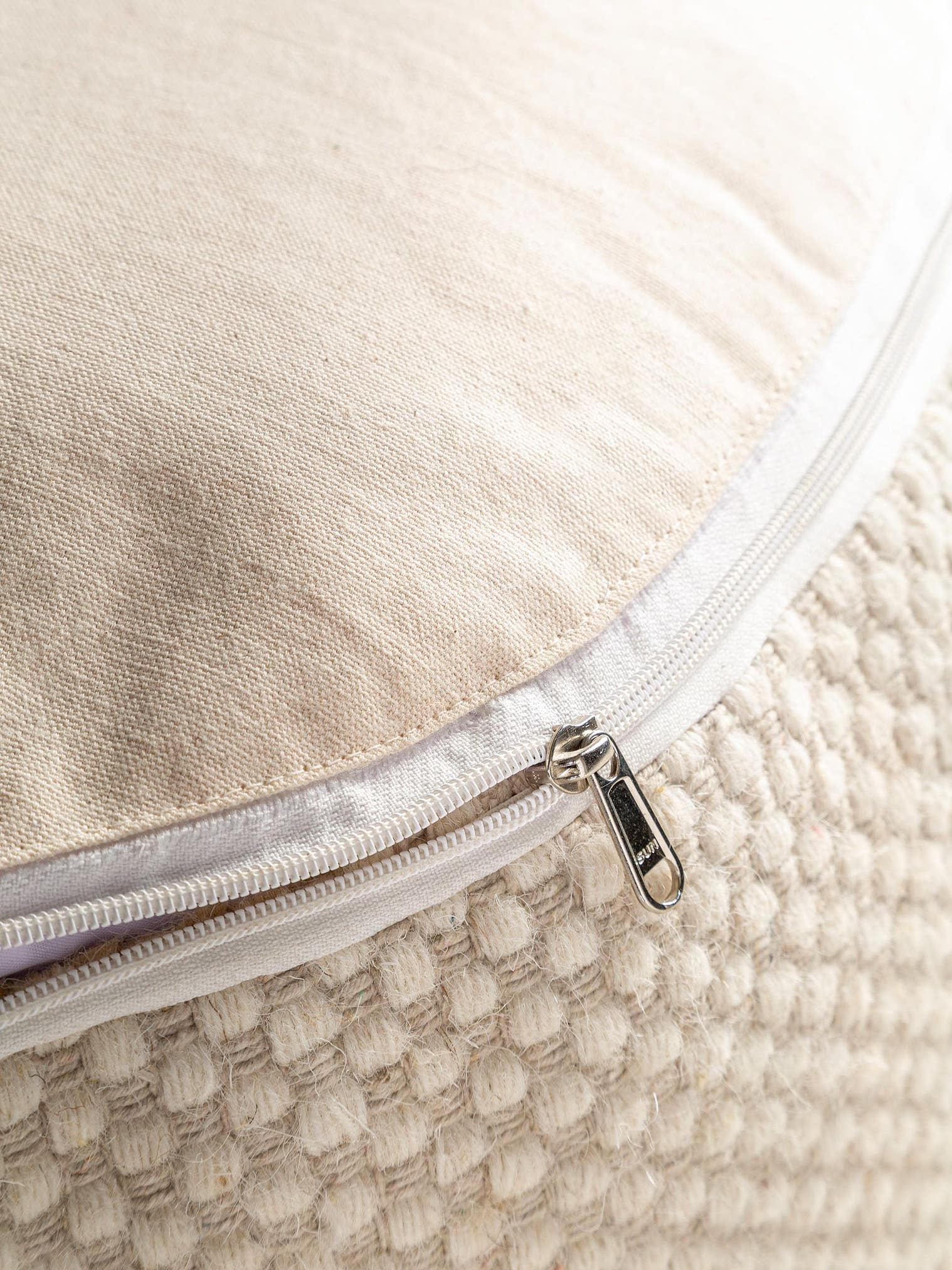 Handgjord ullpouf Rocco Vit med Uni-design i 80% Ull, 20% Bomull från benuta Pure