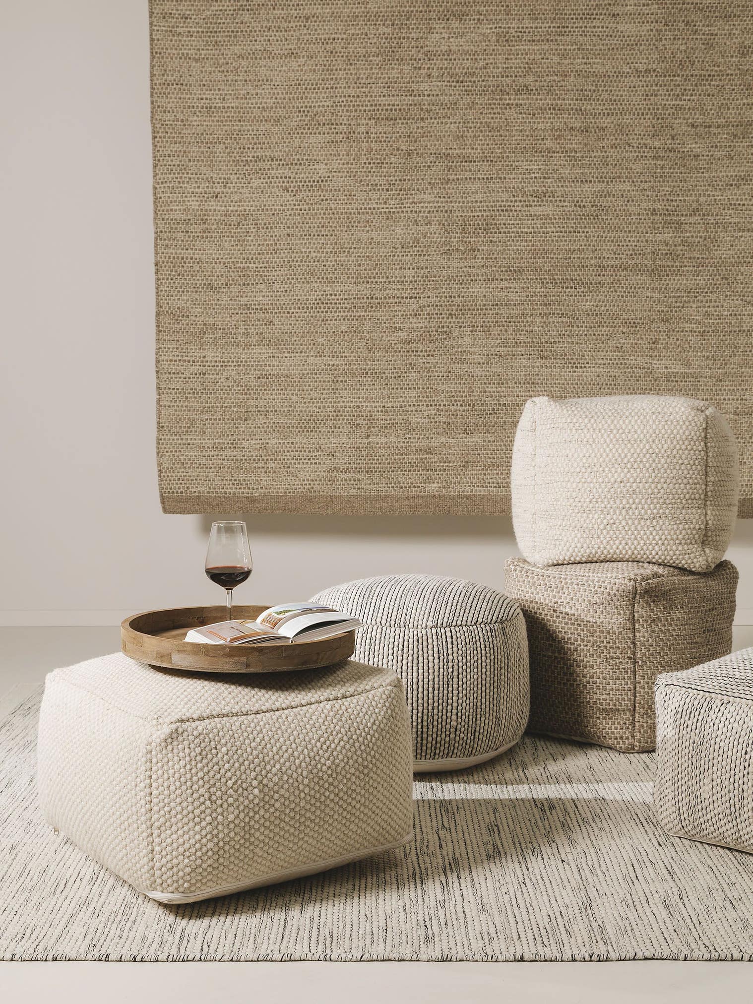 Handgjord ullpouf Rocco Vit med Uni-design i 80% Ull, 20% Bomull från benuta Pure
