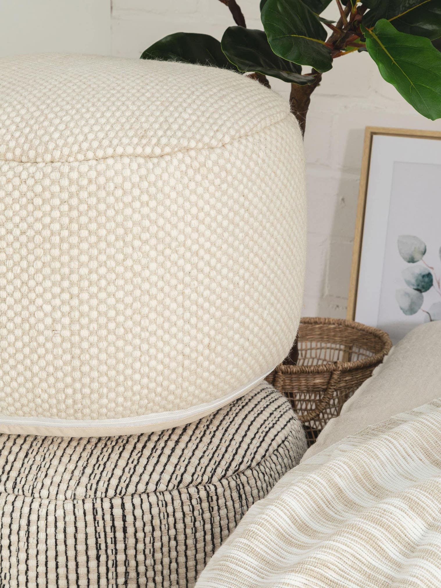 Handgjord ullpouf Rocco Vit med Uni-design i 80% Ull, 20% Bomull från benuta Pure
