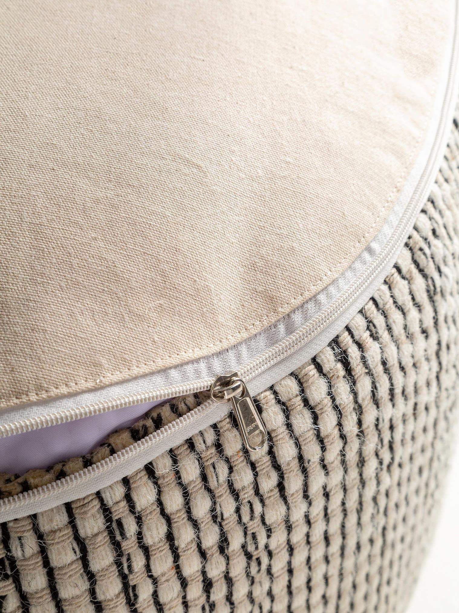 Pouf in lana fatto a mano Rocco Beige/Nero in Uni-ontwerp van 80% lana, 20% cotone door benuta Pure