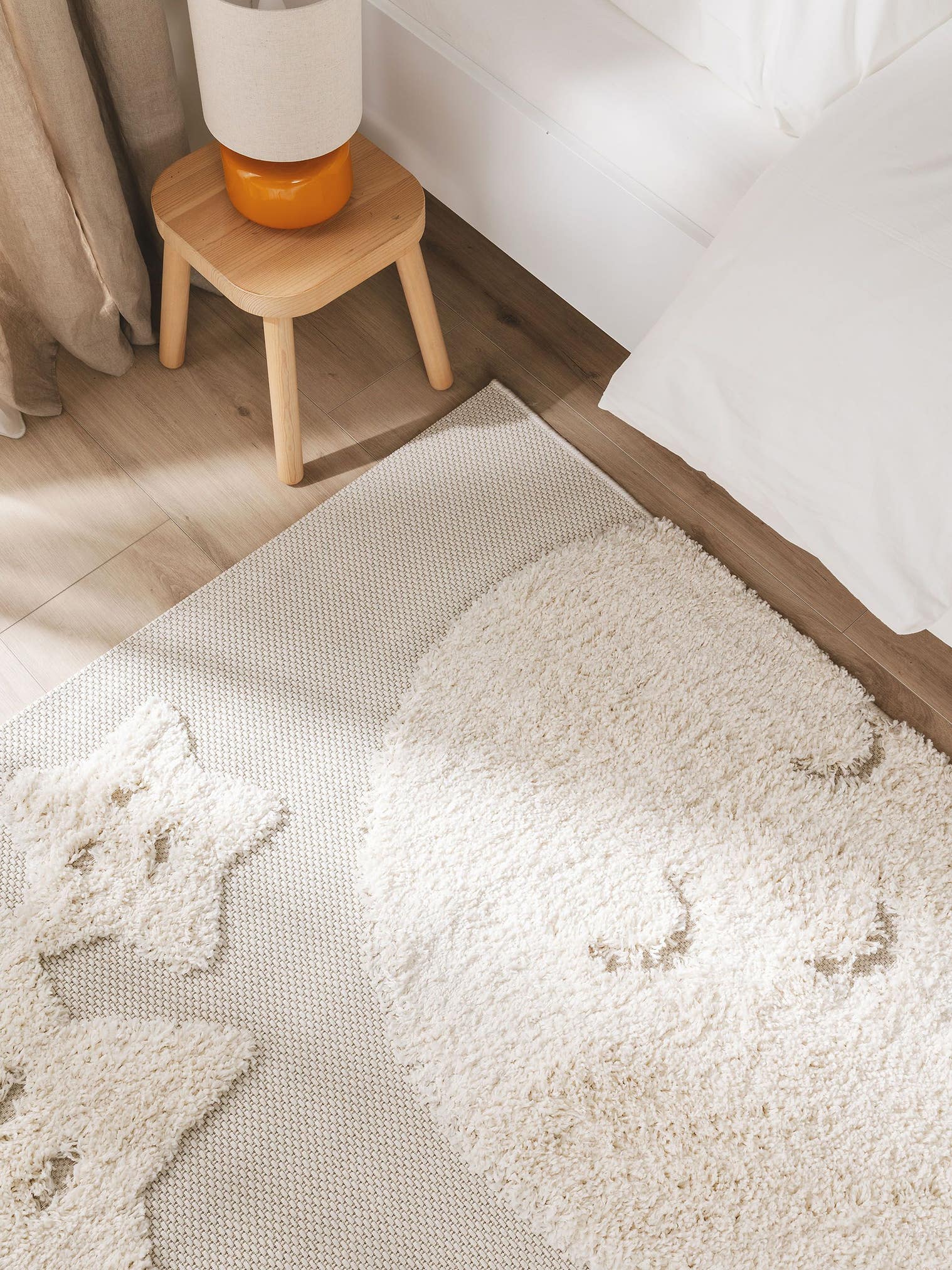 Matta av 100% Polypropylen i Beige med 21 - 30 mm hög lugg från Lytte