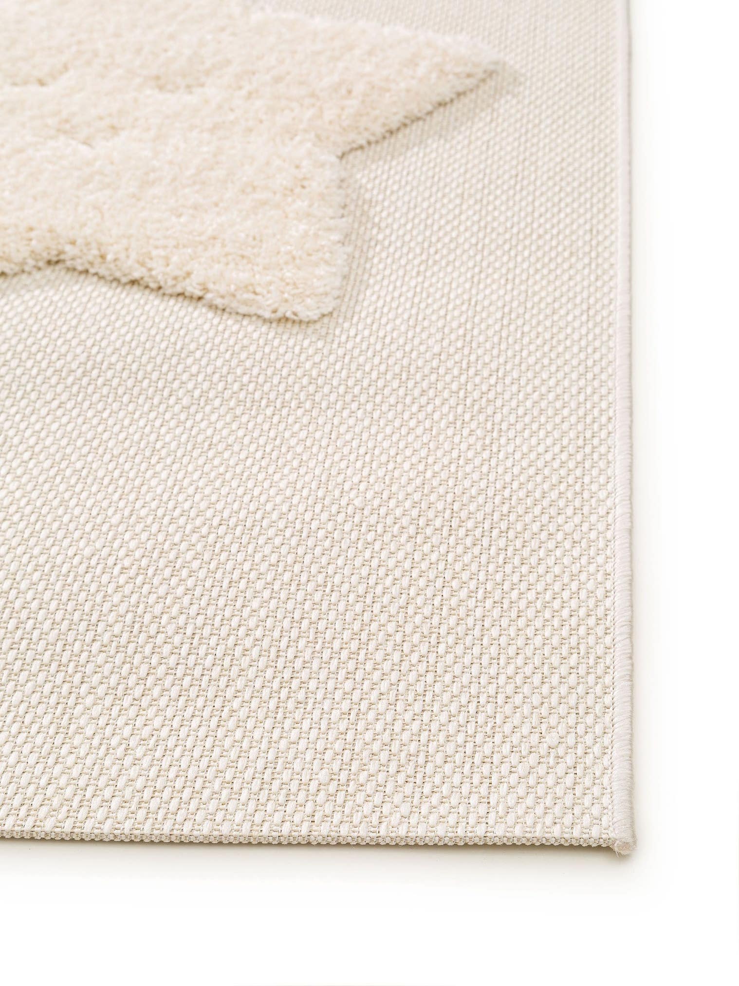 Matta av 100% Polypropylen i Beige med 21 - 30 mm hög lugg från Lytte