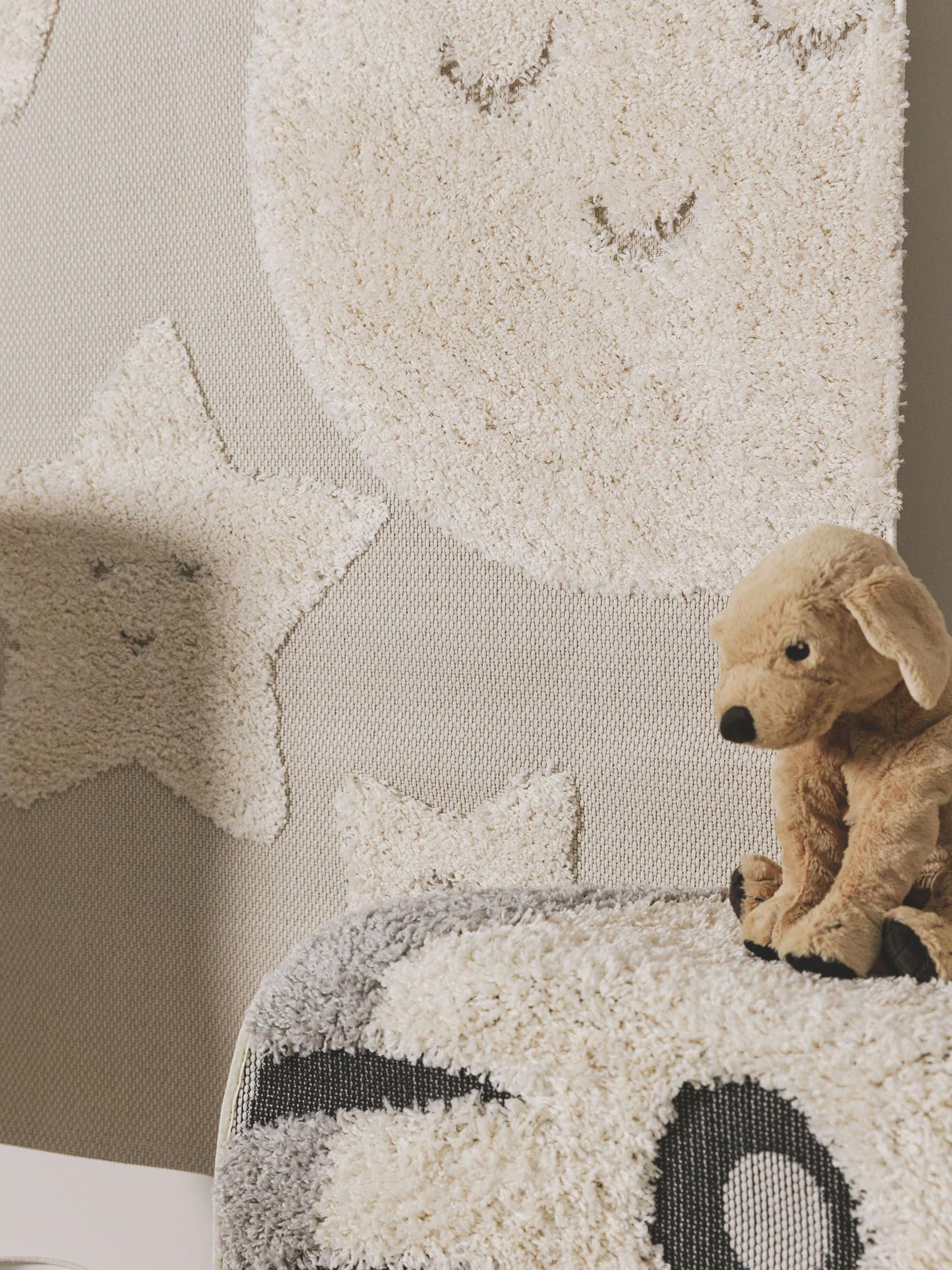 Matta av 100% Polypropylen i Beige med 21 - 30 mm hög lugg från Lytte
