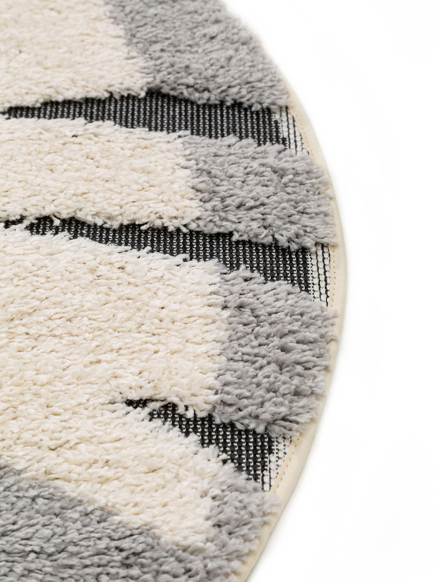 Teppich aus 100% Polypropylen in Grau mit 21 bis 30 mm hohem Flor von Lytte