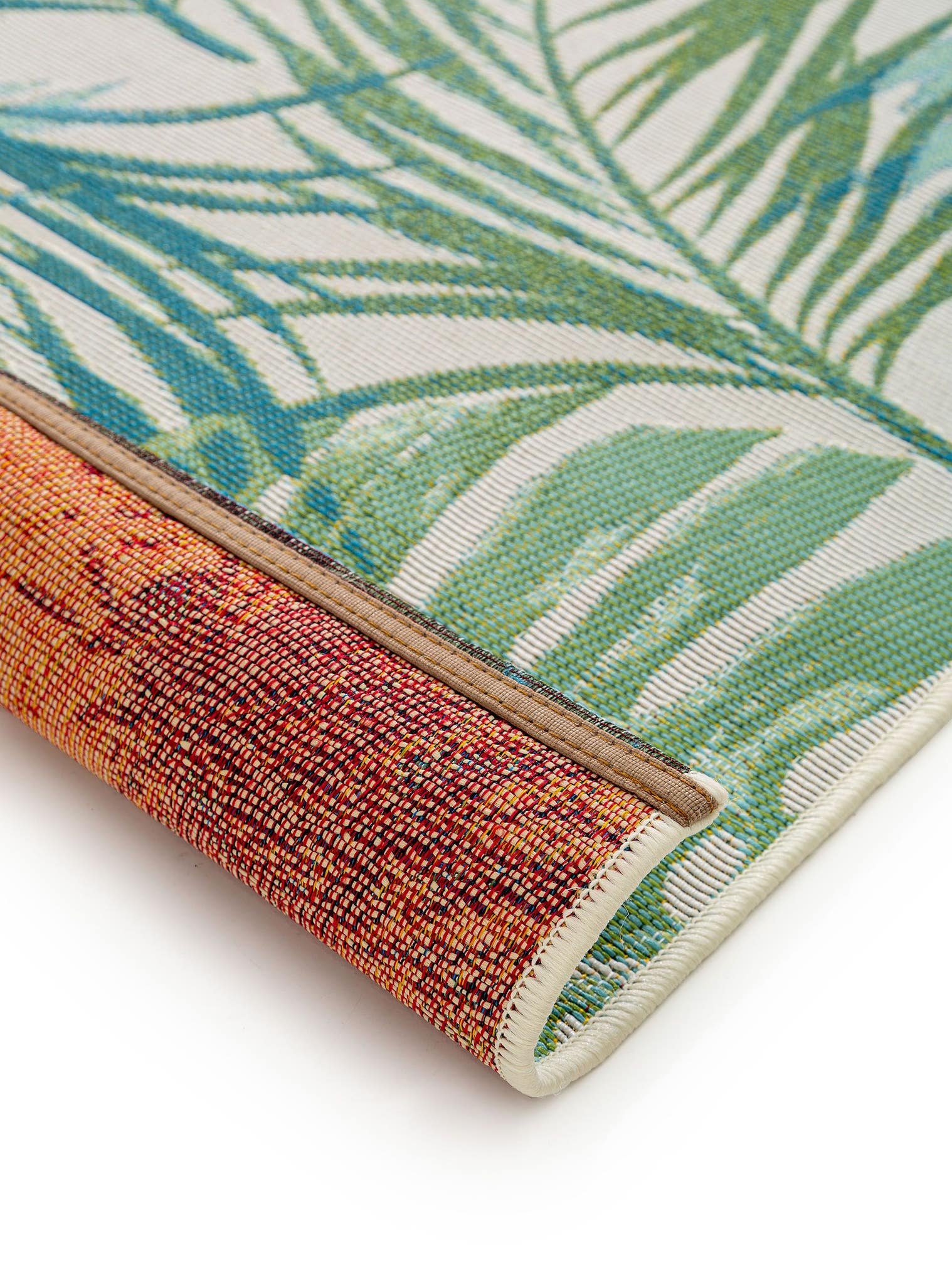 Teppich aus 76% Polypropylen, 23% Polyester, 1% Latex in Grün mit bis 5 mm hohem Flor von benuta Nest