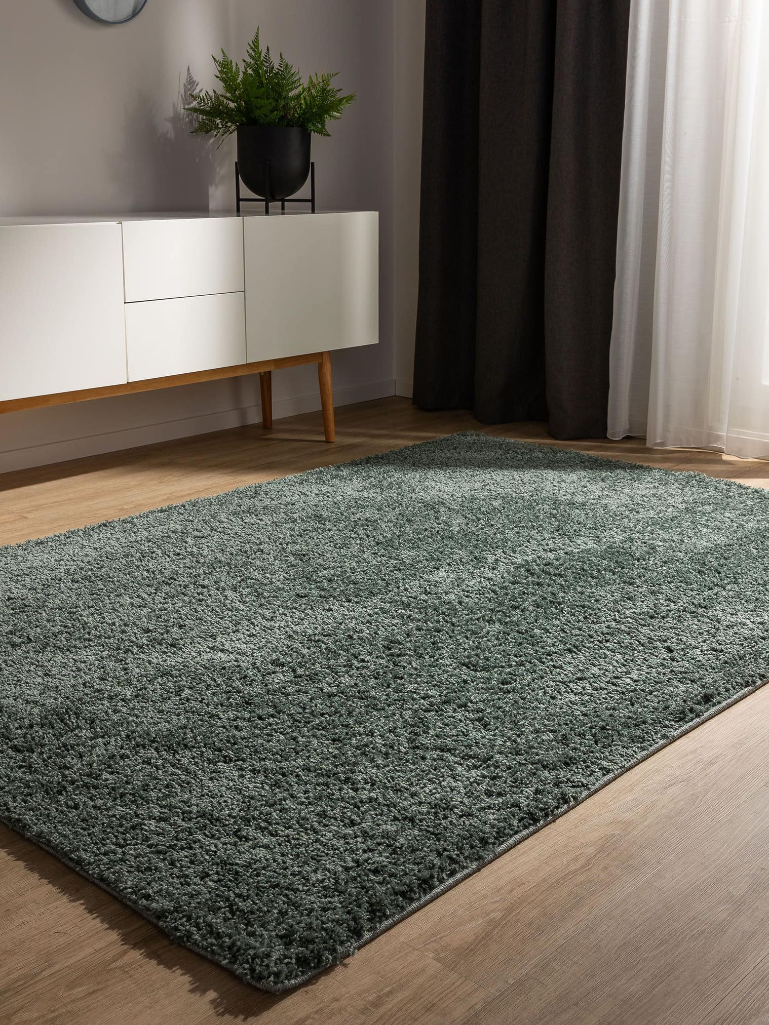 Teppich aus 100% Polypropylen in Schwarz mit 31 bis 40 mm hohem Flor von benuta Basic