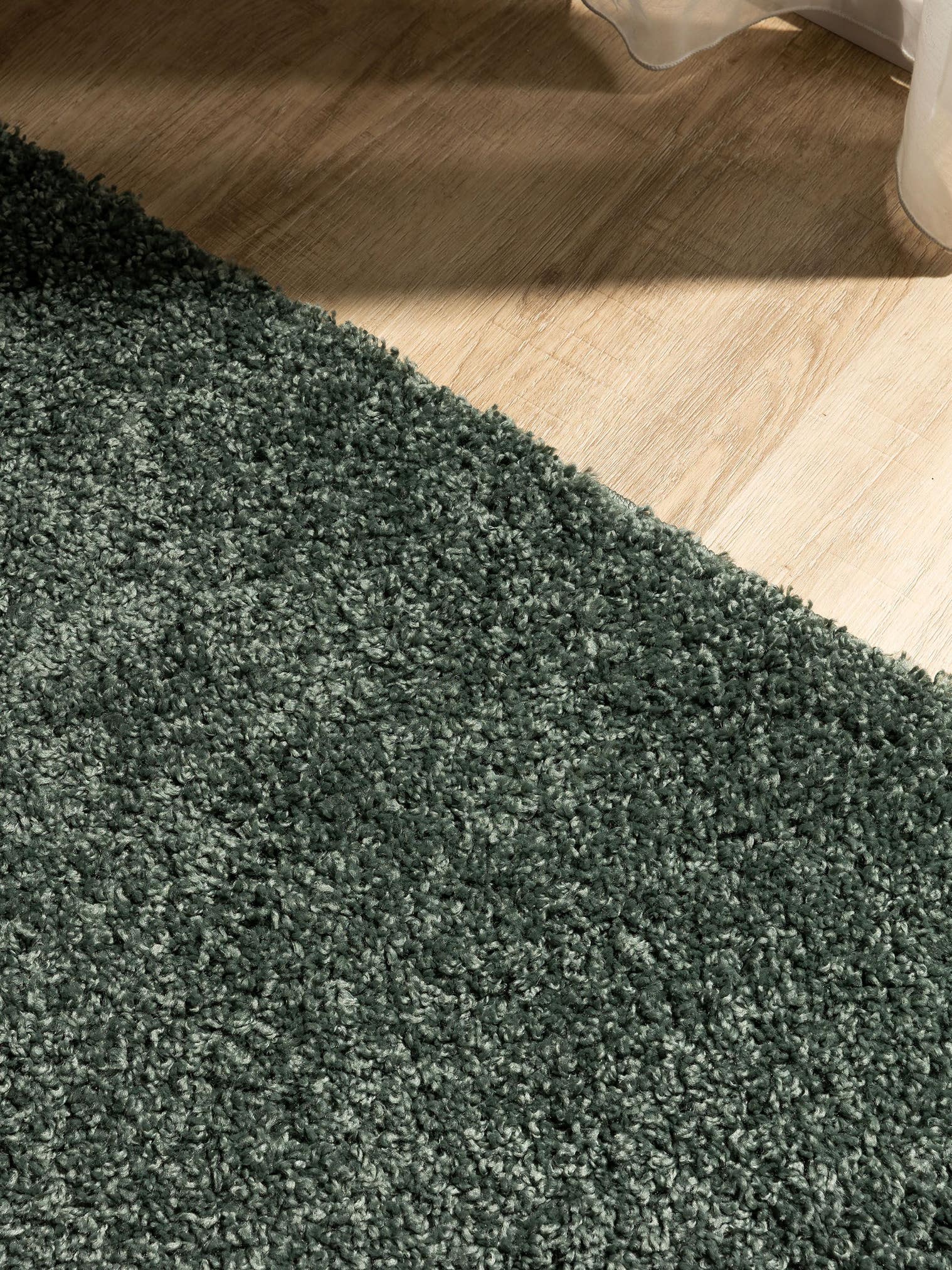 Teppich aus 100% Polypropylen in Schwarz mit 31 bis 40 mm hohem Flor von benuta Basic