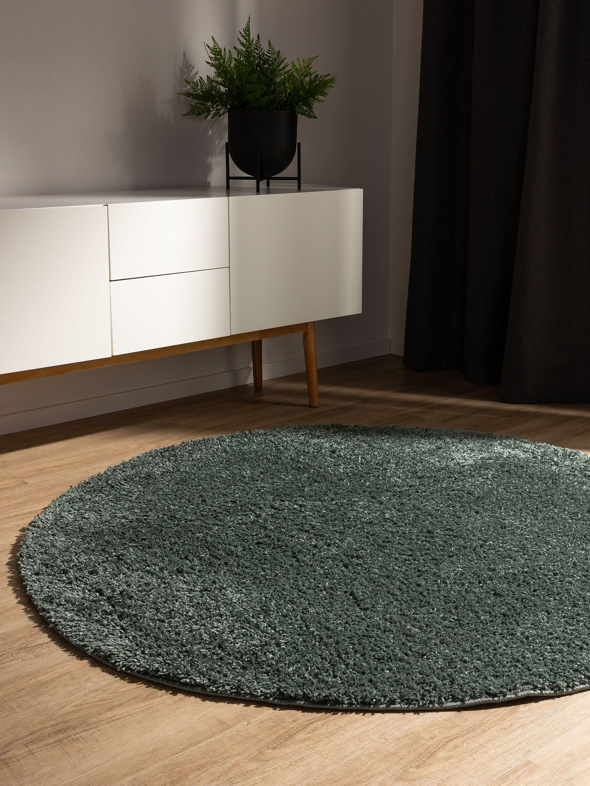 Rug made of 100% Polypropylene in Black with a 31 - 40 mm high pile by benuta Basic
