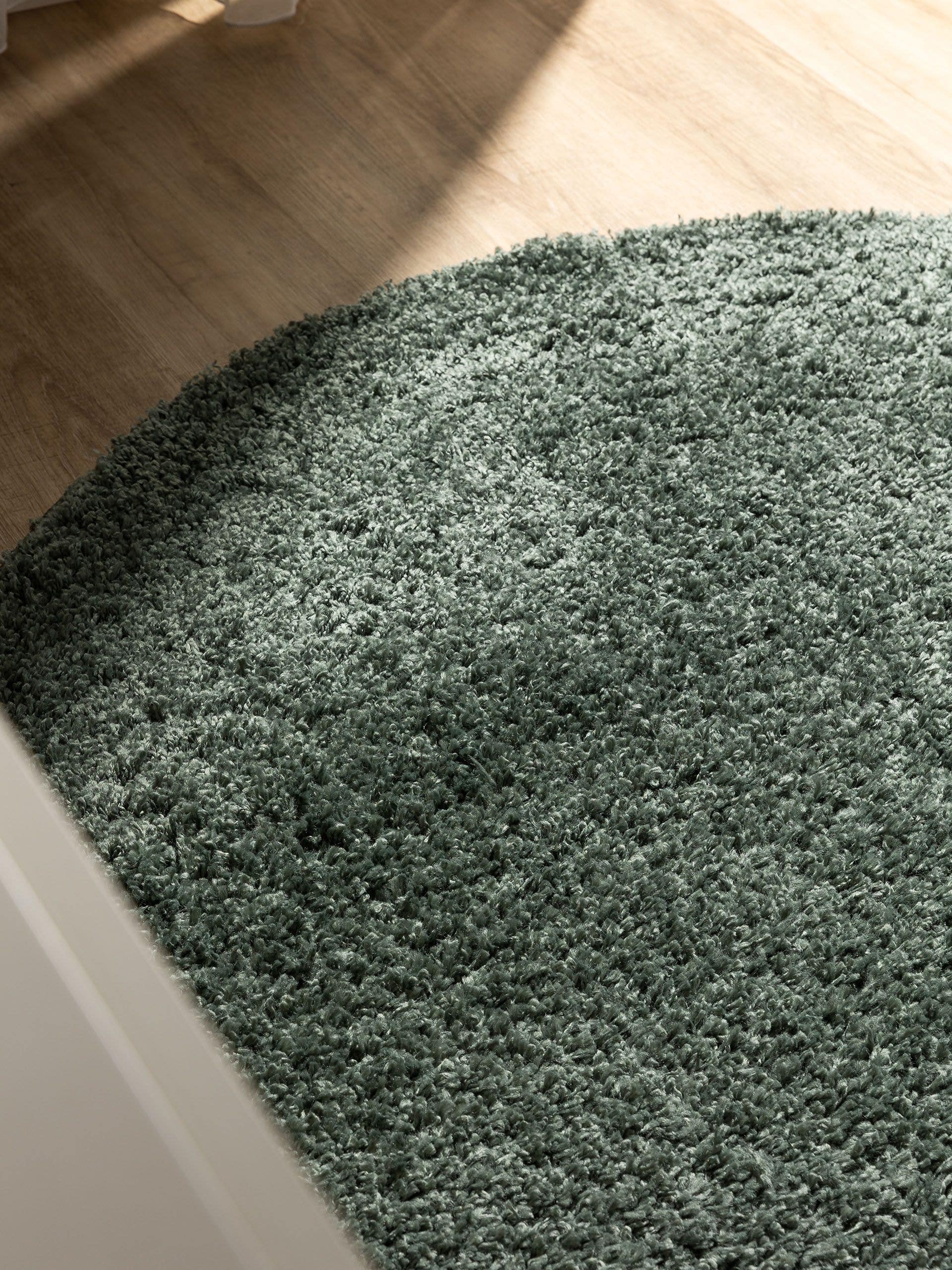 Rug made of 100% Polypropylene in Black with a 31 - 40 mm high pile by benuta Basic