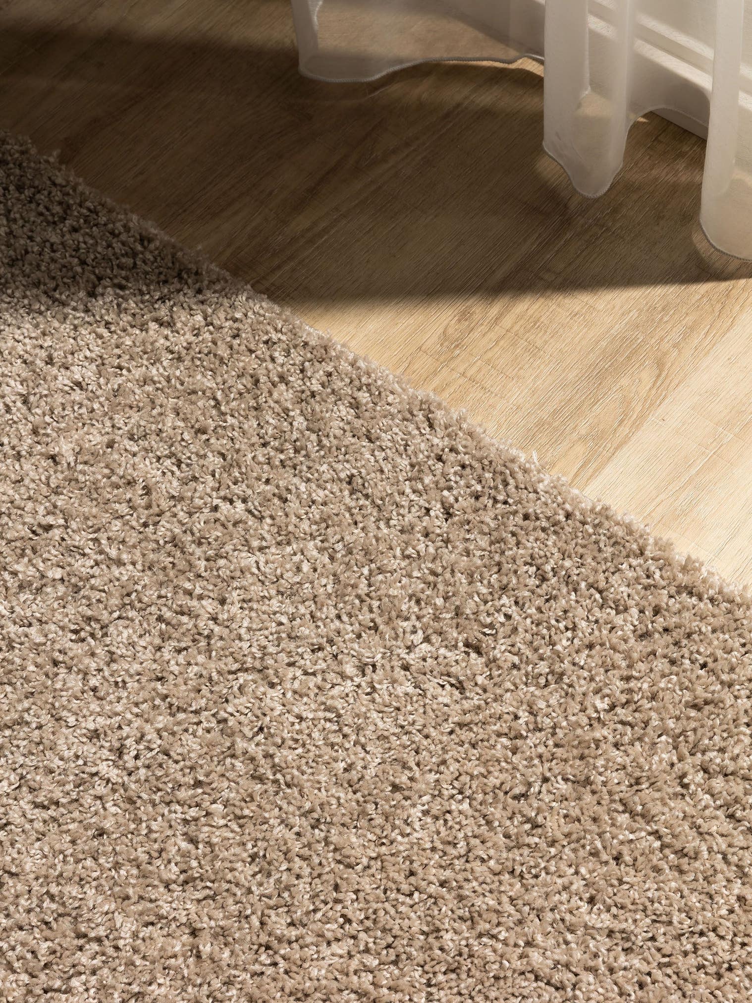 Tapijt van 100% Polypropyleen in Beige met een 31 - 40 mm hoge pool van benuta Basic