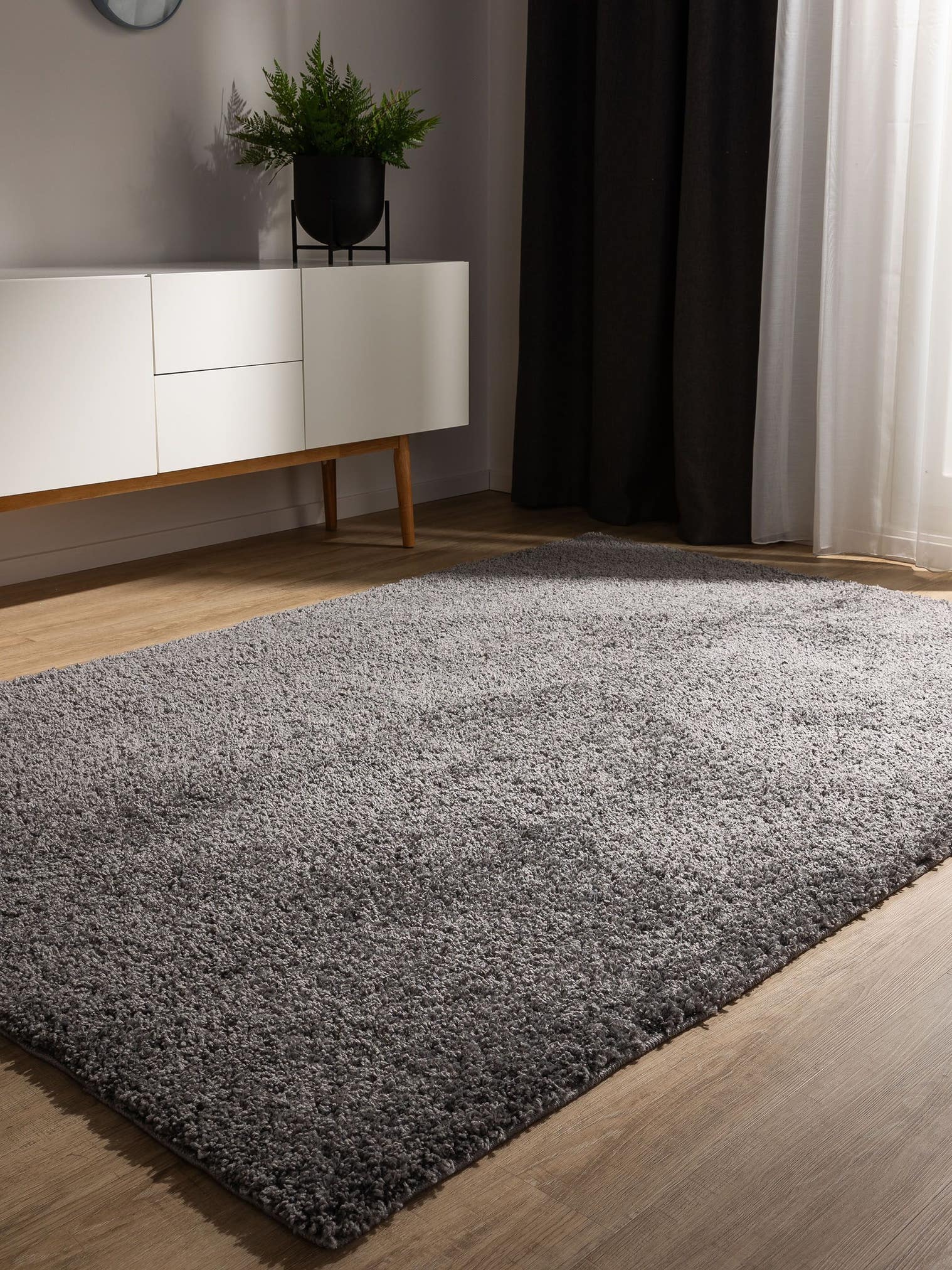 Teppich aus 100% Polypropylen in Grau mit 31 bis 40 mm hohem Flor von benuta Basic