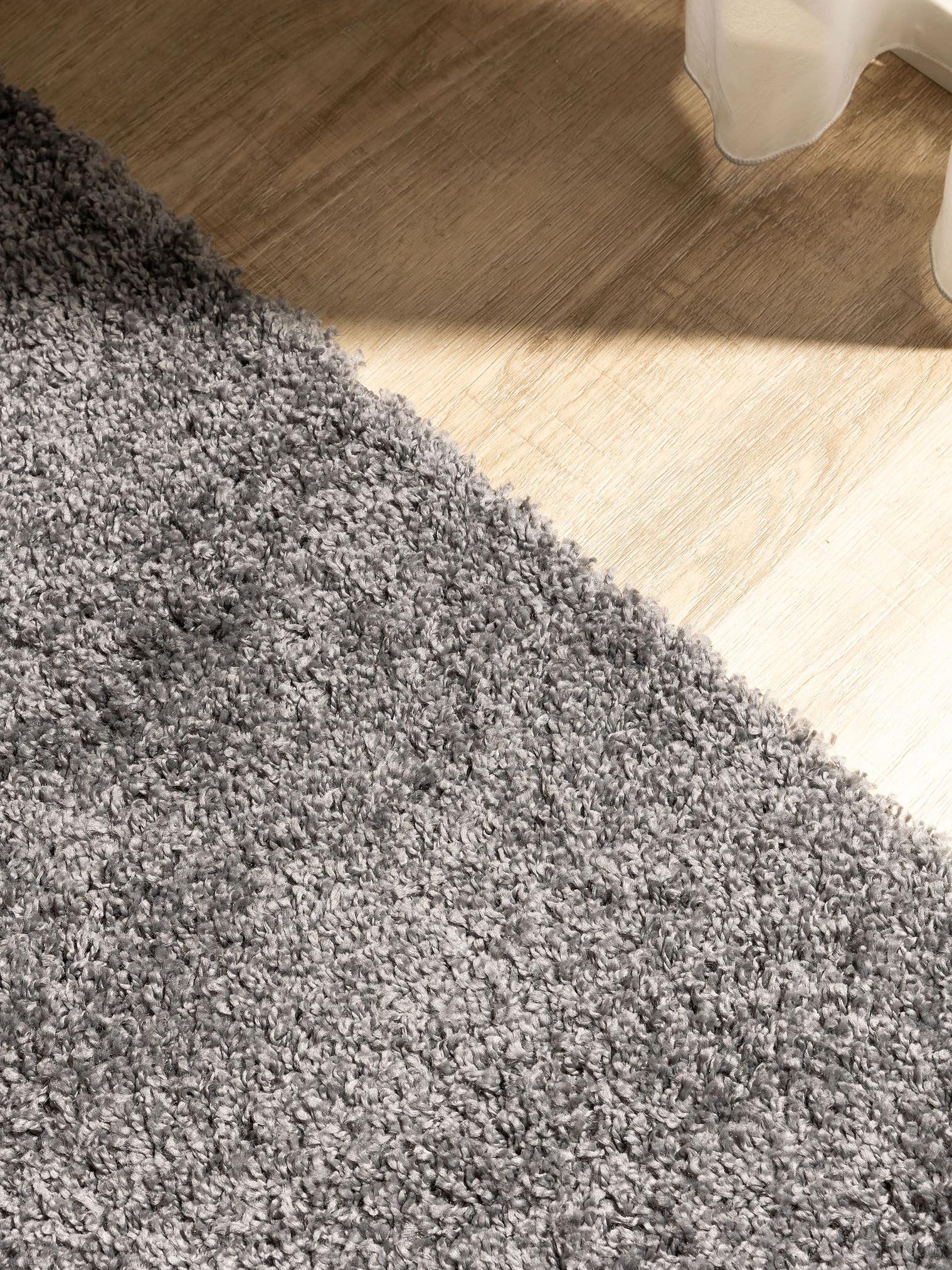 Teppich aus 100% Polypropylen in Grau mit 31 bis 40 mm hohem Flor von benuta Basic